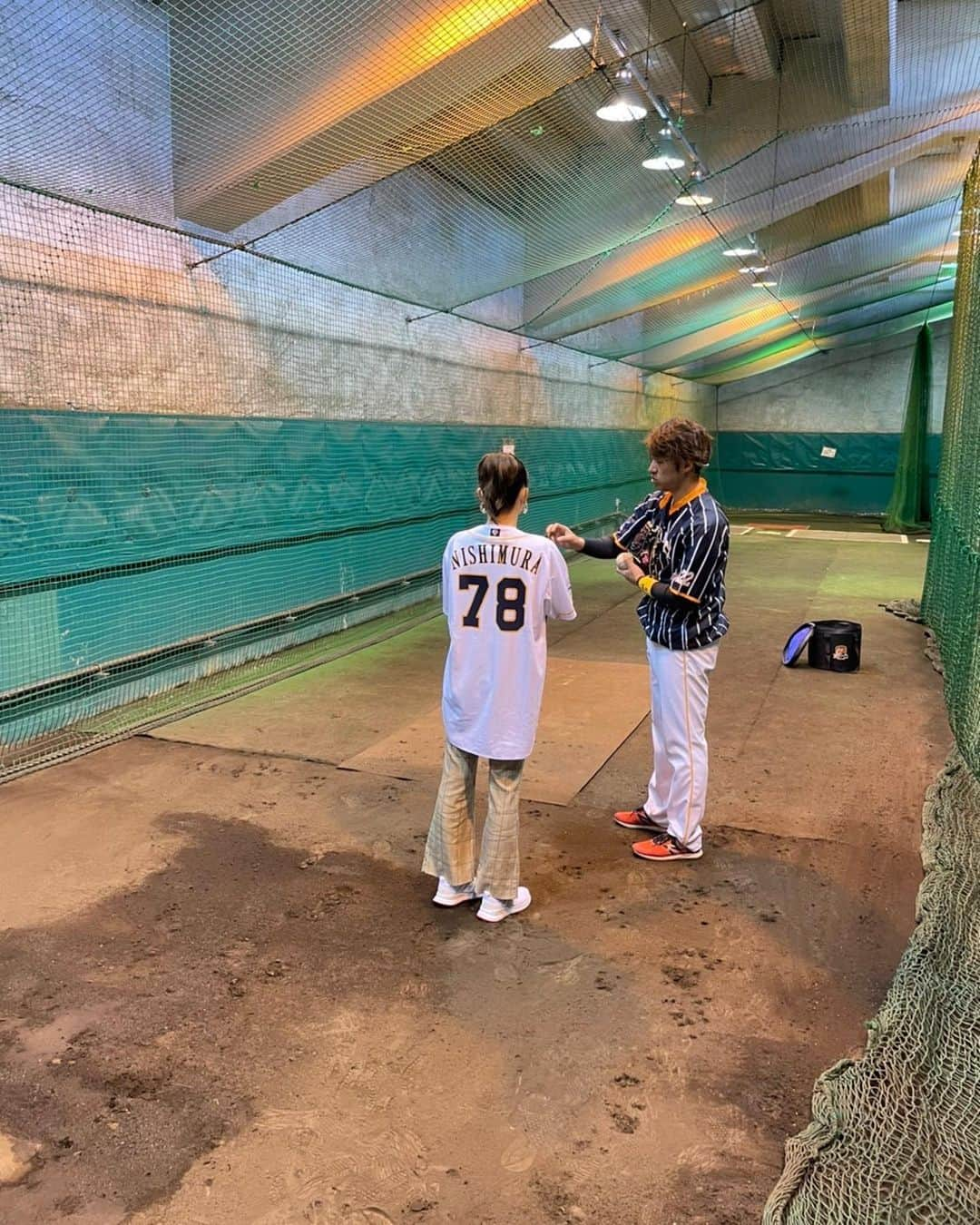 西村まどかさんのインスタグラム写真 - (西村まどかInstagram)「▷ ▷ swipe ▷ 最後に動画もあります⚾️ 福井開幕戦 始球式🎊ノーバン目標達成🎊 やったー！練習した甲斐がありました✌︎  本番前に教えてくださった、秋吉選手ありがとうございました🙇‍♀️ ㅤㅤㅤㅤㅤㅤㅤㅤㅤㅤㅤㅤㅤ 初めて生で見る野球、声や音がすぐ近くで感じられて迫力がすごかったです！楽しかった〜！もっと詳しく知りたくなりましたっ⚾️ ㅤㅤㅤㅤㅤㅤㅤㅤㅤㅤㅤㅤㅤ クラウドファンディングもやってるそうなので、福井の皆さん、野球好きの方、もし興味ある方はぜひ協力してくれると嬉しいです☺️ 今は色んな応援の形があっていいね！地元はやっぱり応援したい🐘🧡 ㅤㅤㅤㅤㅤㅤㅤㅤㅤㅤㅤㅤㅤ ありがとうございました🌸 ㅤㅤㅤㅤㅤㅤㅤㅤㅤㅤㅤㅤㅤ 久しぶりにポニーテールしたなぁ笑ㅤㅤㅤㅤㅤㅤㅤㅤㅤㅤㅤㅤㅤㅤㅤㅤㅤㅤㅤㅤㅤㅤㅤㅤㅤㅤ #福井ネクサスエレファンツ  #日本海オセアンリーグ  #始球式 #開幕戦 #野球 #野球観戦  #福井 #ふくいブランド大使 #福いいネ  #ポニーテール #ユニフォーム」4月6日 21時03分 - madoka_nsmr