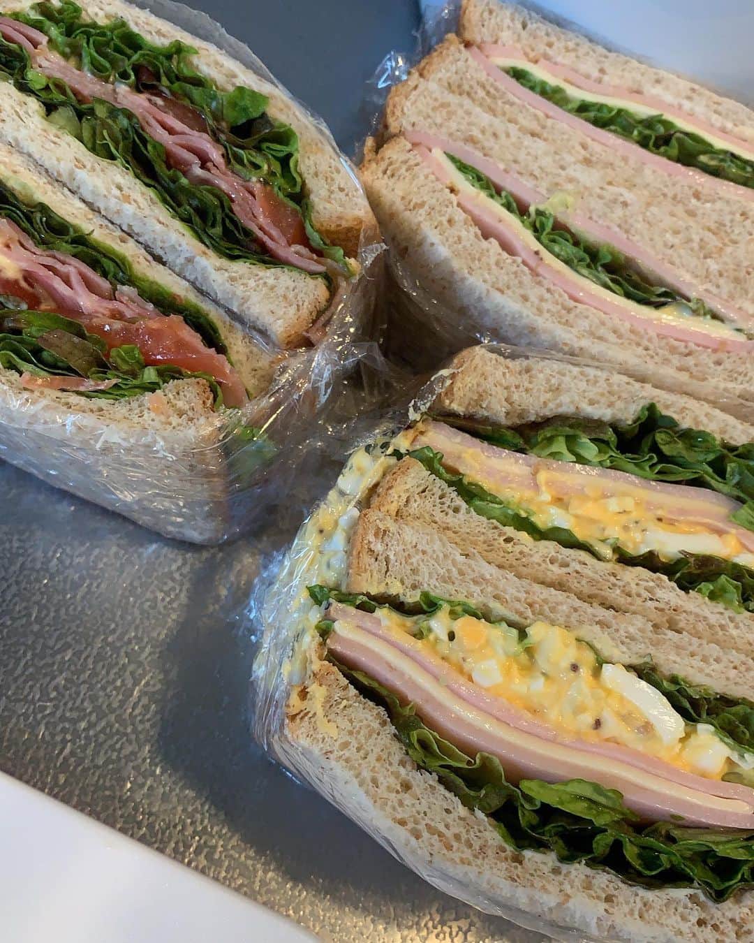 LUNAさんのインスタグラム写真 - (LUNAInstagram)「サンドイッチ屋さんしようかと思うほど自画自賛😂w  20分クオリティだとは思えないね。 (多分誰でも簡単に作れるよねw)  #bltサンド #bltsandwich #さんどいっち #サンドイッチ #サンドウィッチ #eggsandwich #sandwich #ピクニック #ピクニック弁当 #ピクニック日和 #picnic  #お花見 #お花見弁当 #お花見🌸」4月6日 21時21分 - luna_0229