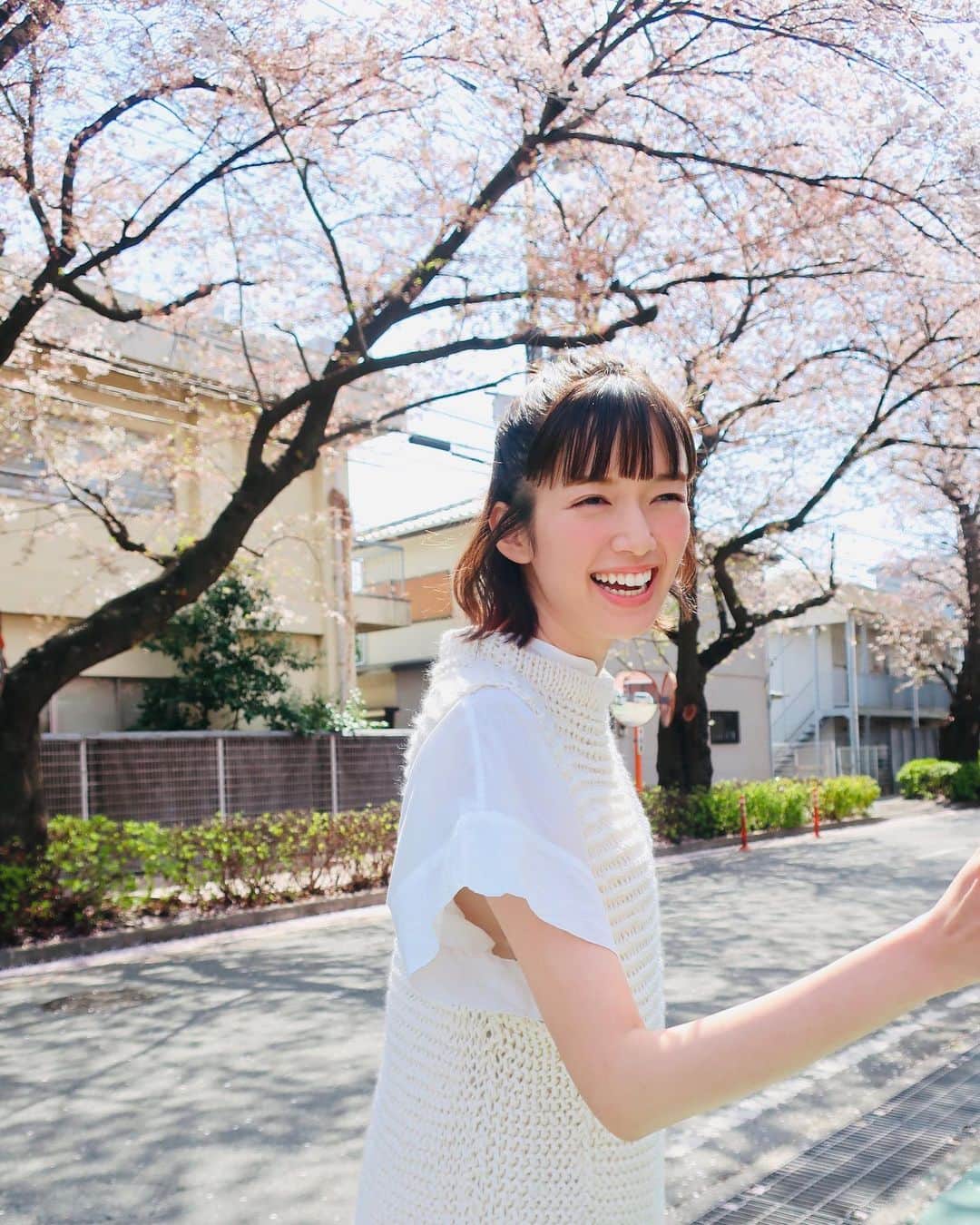 佐藤栞里さんのインスタグラム写真 - (佐藤栞里Instagram)「. 今日はぽかぽか陽気の中、 桜の木が近くにあるスタジオで撮影でした🌸 カレンちゃんでいうところの、 今年は"お花ま"くらいしかできていなかったので まだ頑張って咲いてくれている桜に出会えて とても嬉しかったな☺️ ひらひらと飛んでいく花びらをキャッチしようと 必死でしたが結局一枚も受け取れず🥲 活きのよい桜だこと！」4月6日 22時07分 - satoshiori727