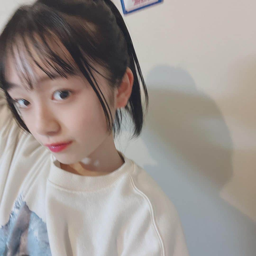 ひまひまチャンネルさんのインスタグラム写真 - (ひまひまチャンネルInstagram)「ポニーテール🐮  ポニーテールを見せたかったけどひとつもいい写真がなかった🐮🤫  そして今日から新学期でした！ まだ3年生になった実感がなくて困ってます🐮！  ちなみに私はA組でした🐮🐮   #ひまひまチャンネル #ひまひま #新学期」4月6日 22時48分 - himahima_channel