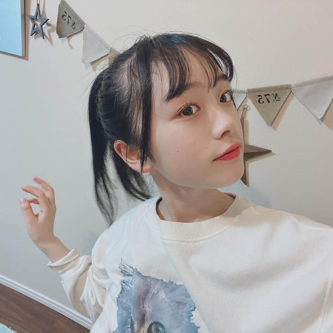 ひまひまチャンネルさんのインスタグラム写真 - (ひまひまチャンネルInstagram)「ポニーテール🐮  ポニーテールを見せたかったけどひとつもいい写真がなかった🐮🤫  そして今日から新学期でした！ まだ3年生になった実感がなくて困ってます🐮！  ちなみに私はA組でした🐮🐮   #ひまひまチャンネル #ひまひま #新学期」4月6日 22時48分 - himahima_channel