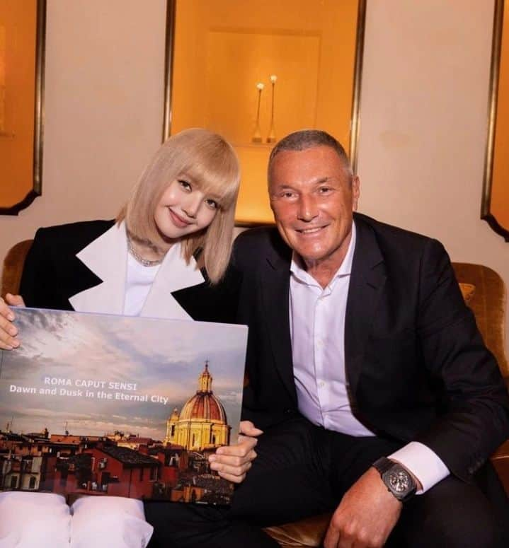 リサさんのインスタグラム写真 - (リサInstagram)「Happy Birthday Sir @jc.babin , thank you for a royal welcome you & @bulgari family did when Lisa visited Rome and treating her the very best as your Global Ambassador. We are forever grateful to you and bulgari. Wish you all the best sir. 🎂🎉」4月6日 23時06分 - lisa.blackpink