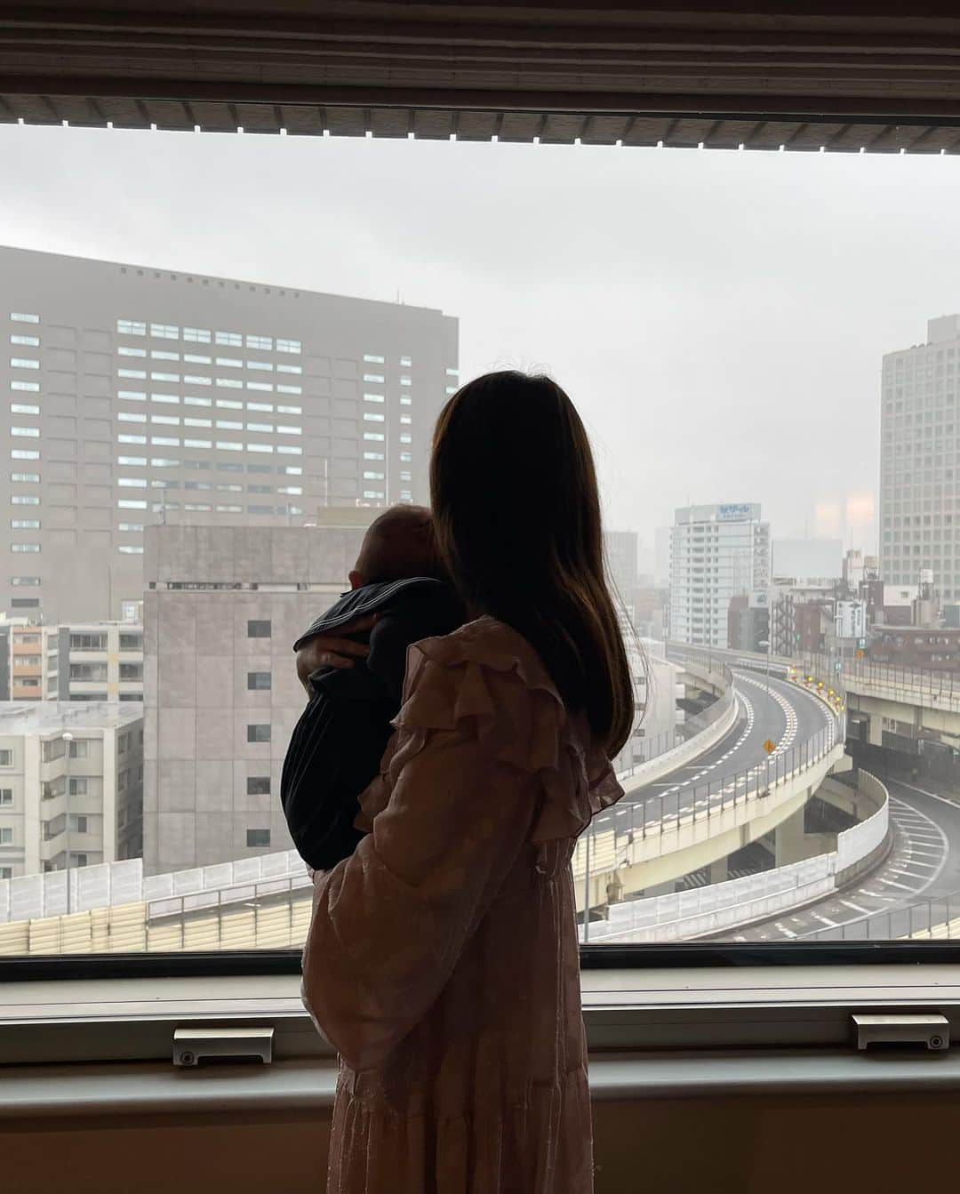 浜田翔子さんのインスタグラム写真 - (浜田翔子Instagram)「100日目✨  ひっつき坊や 前よりおうちだと 抱っこ、ひっついてないと泣く事が多くなりました。 かわいいからいいけど、、 お外だとお外の空気が気持ちいいのか 好きなのか、、いいこです😌  そして 寝返り？みたいなのしてて偶然かと思ったら何回かしてるので 99日くらいで寝返り記念👏 （こういうのって日記にかいてんのかな？日記続く気がしないからここに書いておこう。）  明日は100日記念にお食い初めやります！✨袴も着せよう。  また100日祝い飾りや投稿します🌸 おやすみなさい🌙  #百日祝い」4月7日 0時53分 - shoko_hamada