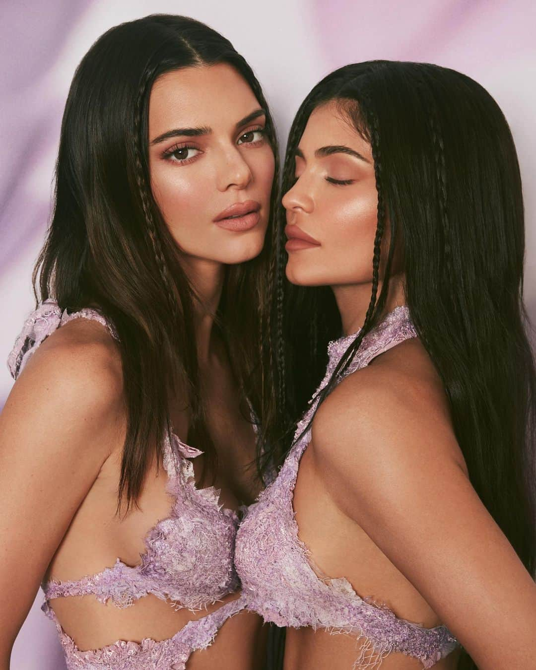 ケンダル・ジェンナーさんのインスタグラム写真 - (ケンダル・ジェンナーInstagram)「KENDALL x KYLIE collection (round 2) available NOW!  @kyliecosmetics @kyliejenner」4月7日 7時12分 - kendalljenner