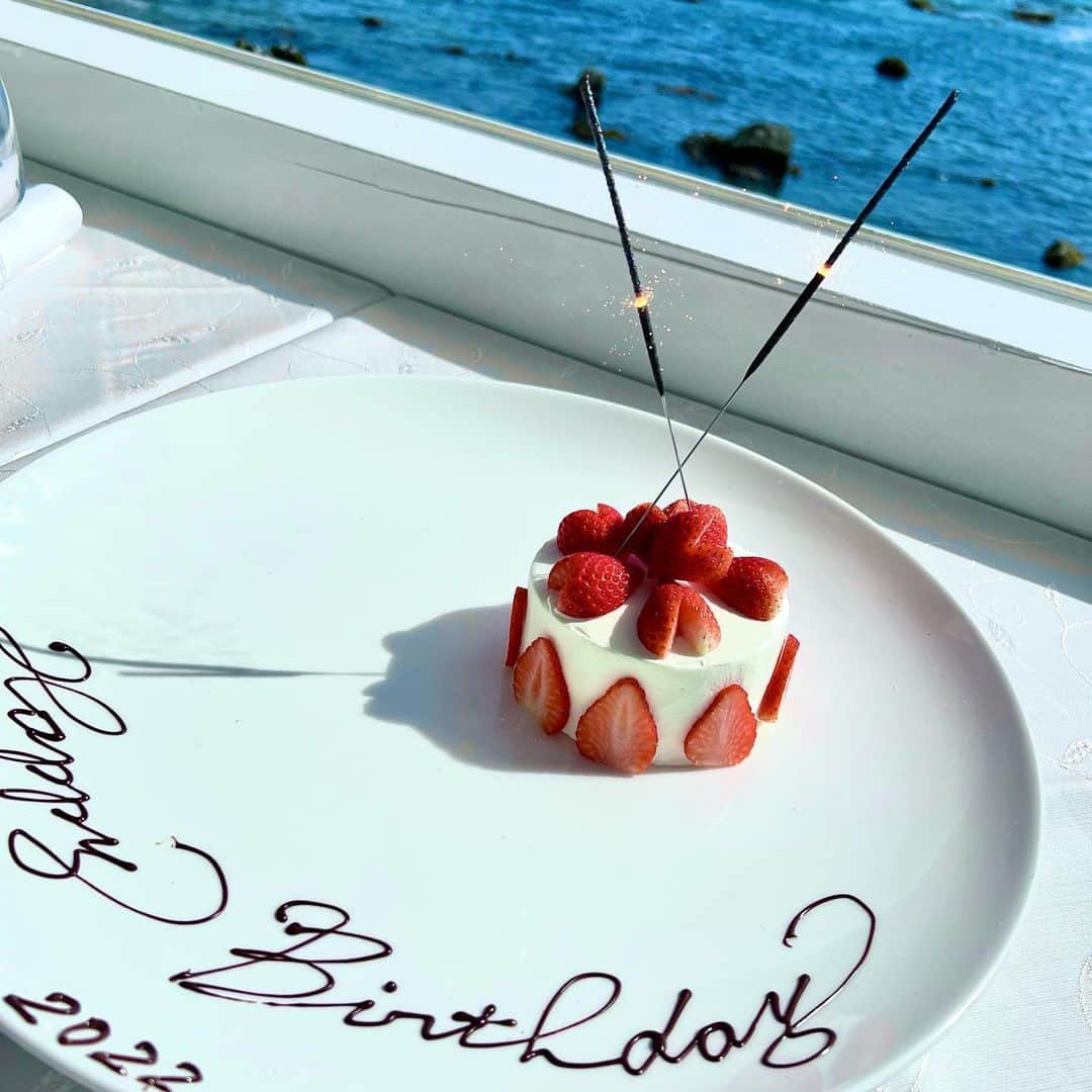 乙武洋匡さんのインスタグラム写真 - (乙武洋匡Instagram)「誕生日は、海の見えるレストランでお祝いしてもらいました🍴✨  素晴らしい眺めと料理。46歳、最高のスタートです！！  #誕生日 #バースデー #バースデーランチ #バースデーケーキ #バースデーケーキ🎂 #birthday #birthdaycake #happybirthday #海 #海の見えるレストラン #46歳」4月7日 9時01分 - ototake_official