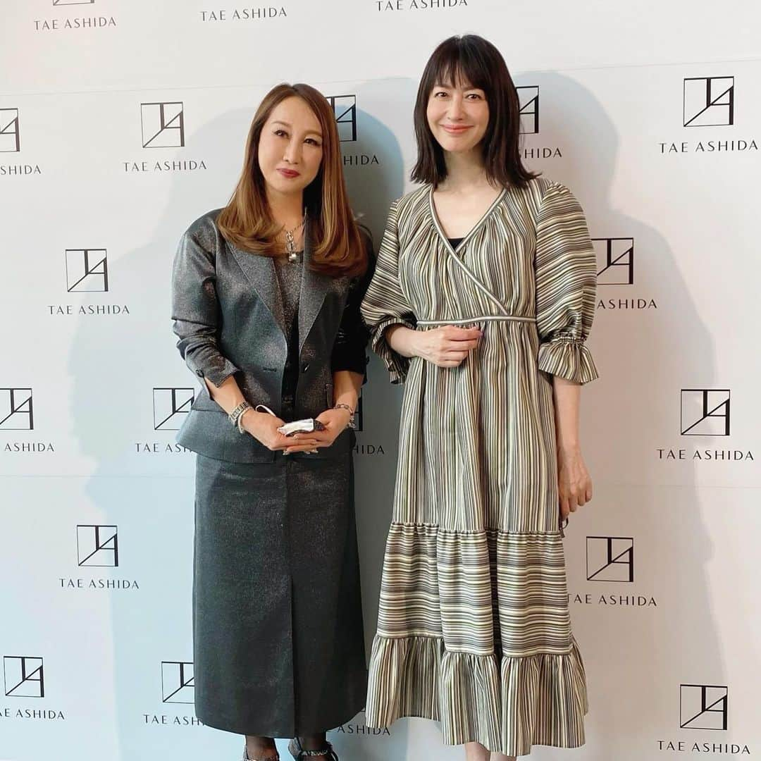 森口瑤子さんのインスタグラム写真 - (森口瑤子Instagram)「. . 芦田多恵 さん  @tae_ashida_official  の  TAE ASHIDA  30th ANNIVERSARY AUTUMN WINTER  COLLECTION 2022-2023  に行って参りました。 幻想的で厳かで、でも土の匂いや、 何か懐かしさまで感じる とてもとても素敵な ショーでした✨ Tトレーナー可愛いかった。 コートも一つ一つが可愛くて品があって、なんとも欲しくなるデザイン✨ .  #30周年おめでとうございます㊗️   #TAEASHIDA さん  #ワンピースも @tae_ashida_official  さんのものです。  #多恵さんの着てらっしゃるシルバーのスーツもとても素敵でした  #大桃美代子 さん  #前田典子 さん  #日比野玲 さん」4月7日 10時41分 - yokomoriguchi_official