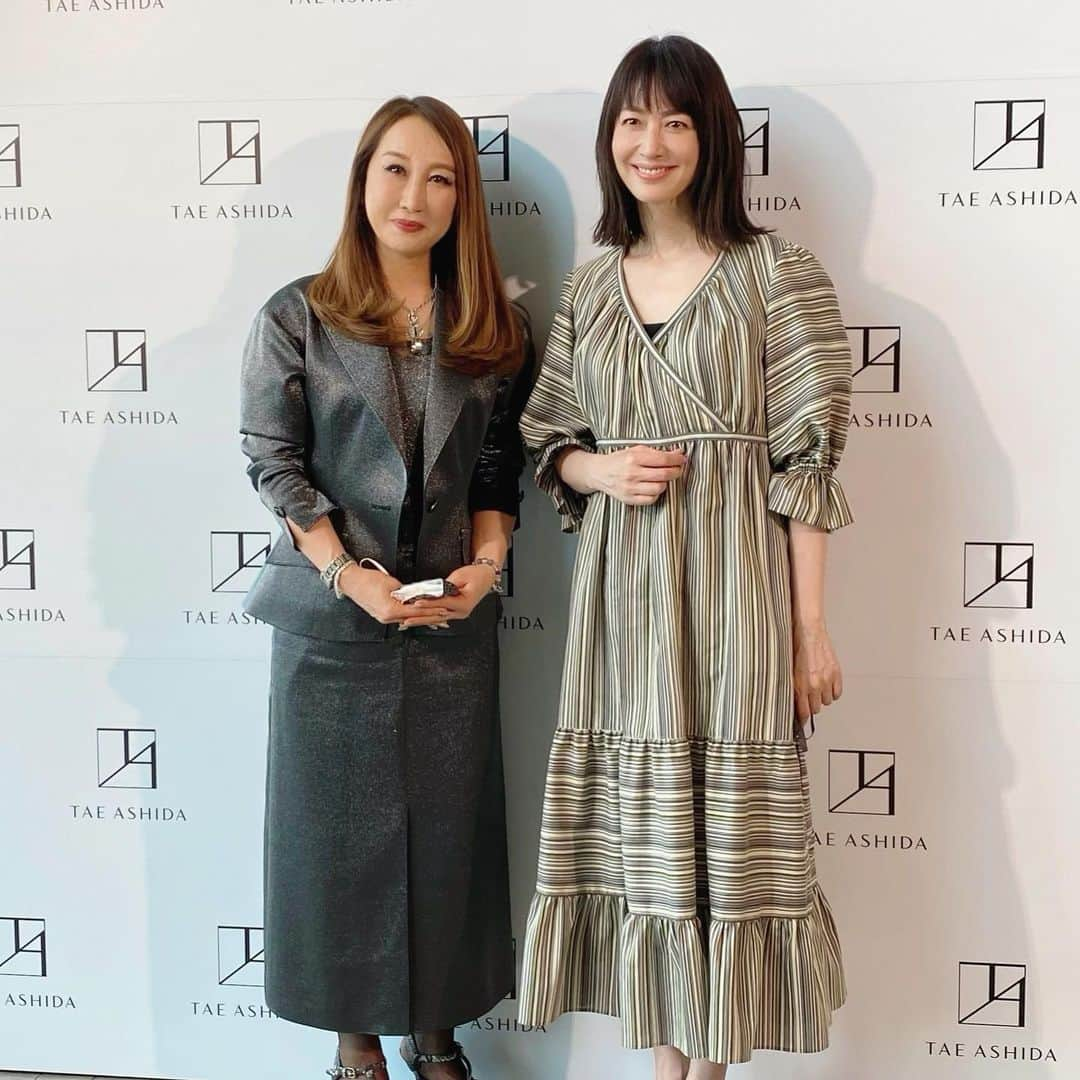 森口瑤子さんのインスタグラム写真 - (森口瑤子Instagram)「. . 芦田多恵 さん  @tae_ashida_official  の  TAE ASHIDA  30th ANNIVERSARY AUTUMN WINTER  COLLECTION 2022-2023  に行って参りました。 幻想的で厳かで、でも土の匂いや、 何か懐かしさまで感じる とてもとても素敵な ショーでした✨ Tトレーナー可愛いかった。 コートも一つ一つが可愛くて品があって、なんとも欲しくなるデザイン✨ .  #30周年おめでとうございます㊗️   #TAEASHIDA さん  #ワンピースも @tae_ashida_official  さんのものです。  #多恵さんの着てらっしゃるシルバーのスーツもとても素敵でした  #大桃美代子 さん  #前田典子 さん  #日比野玲 さん」4月7日 10時41分 - yokomoriguchi_official