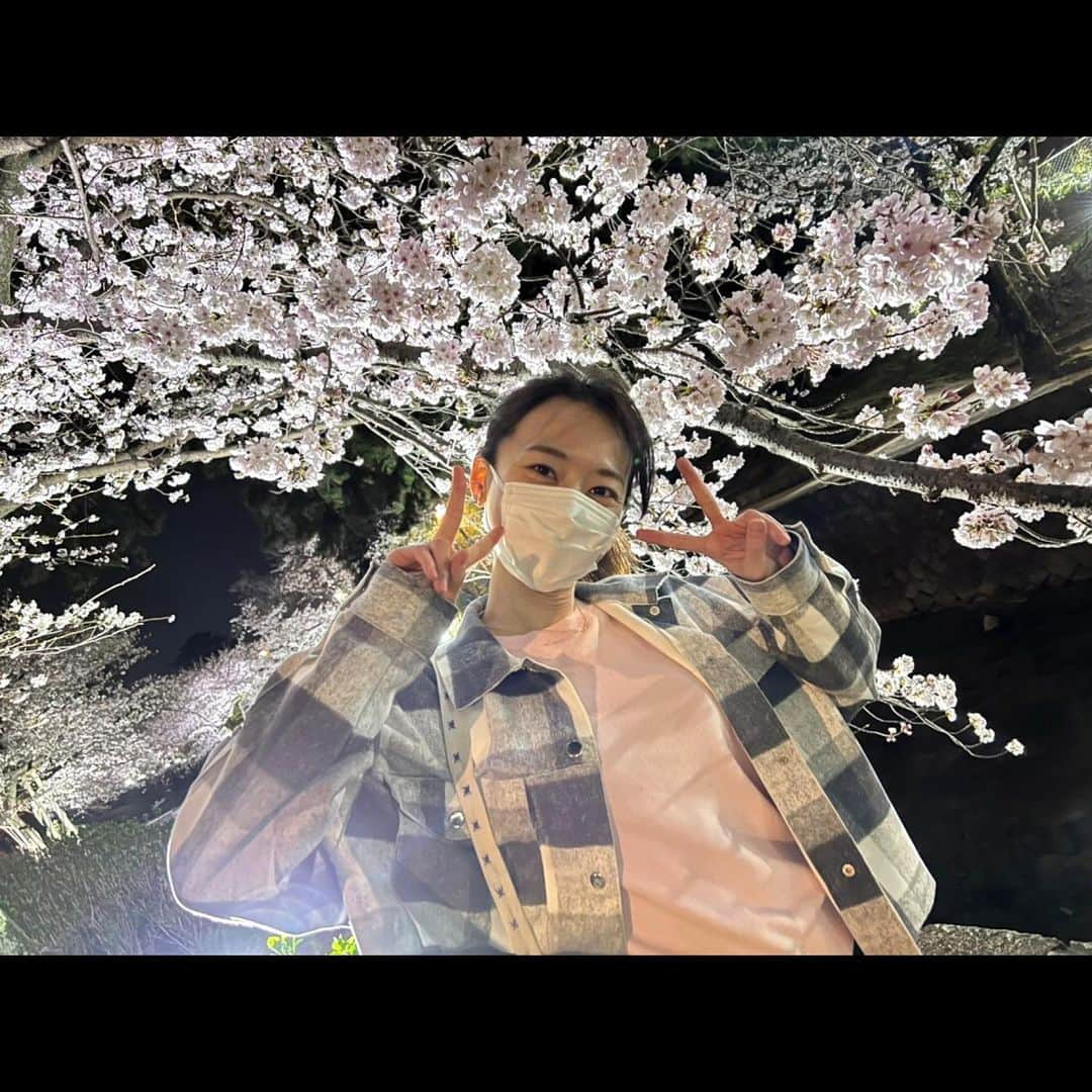 真彩希帆さんのインスタグラム写真 - (真彩希帆Instagram)「みなさま、こんにちは🌸  今日は  「今年は桜を沢山見ることができて幸せだったなぁ☺️❤️」 という思い出をお届けしたいと思います🌸  笑う男の博多座公演中は 咲き始めの桜。  その次は満開の桜。  また違う顔の夜桜。  最後に 散り始めの葉桜。  在団中にはこの移り変わる桜を中々見ることが出来ませんでしたが、退団してもうすぐ一年。  今年は満喫できたぞ！🥰🌸 うれしいっ！やったね！！笑  葉桜デート🌱🌸は 先日退団した 本科生で同室だった、きみちゃん ( #湊璃飛 くん)と☺️🌈  HUNTER×HUNTERをひたすら部屋で読んでいた日々が懐かしい🙄笑 お互い退団しても変わらず、いろんな話に花が咲いて楽しかったな🌸 のんびりお散歩しました🚶🏻‍♀️🚶🏻  来年も 美しい桜と出会えますように🌸  #桜🌸 #大好きなのよね☺️ #季節を感じる の #しあわせ🌱  #真彩希帆」4月7日 14時47分 - maayakiho