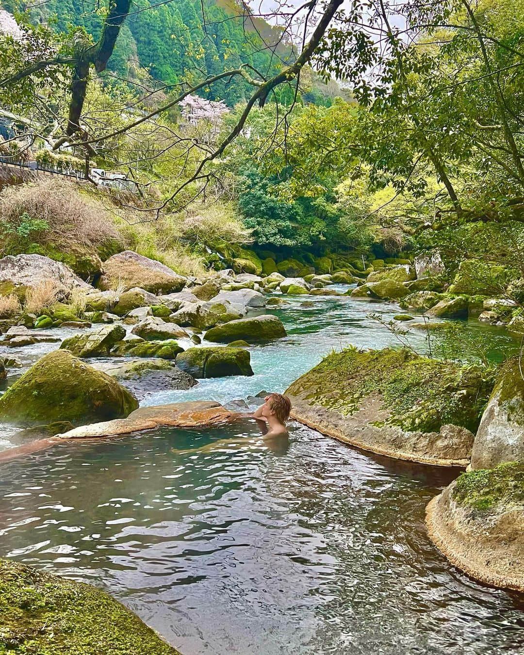 春木開さんのインスタグラム写真 - (春木開Instagram)「ここ最近のよかった温泉♨️🧖‍♀️🧖‍♂️ Luxuryも好きだけど 自然と調和した空間のが好き🥰  いい旅先あったら教えて？😘 #鹿児島 #妙見石原荘  #温泉ソムリエ」4月7日 16時49分 - haruki.kai