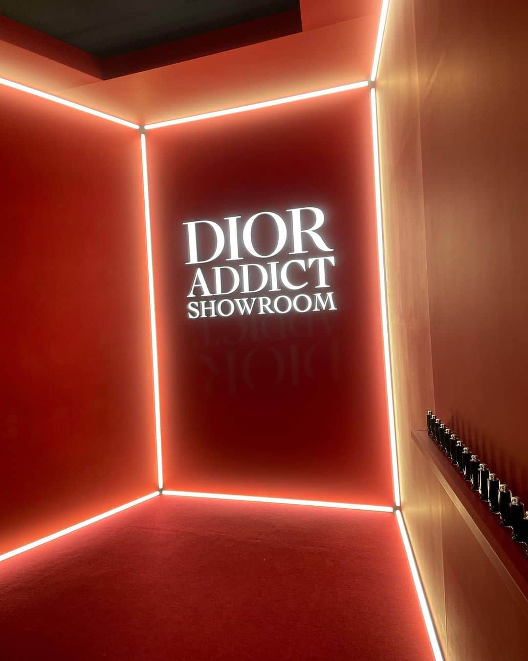 相良ましろさんのインスタグラム写真 - (相良ましろInstagram)「. 3月25日から4月3日までのDior ポップアップストアに行ってきたよ💄♡  新クチュールケースのデニムにリップをカスタムして買いました👖🤍  Dior大好きだし素敵空間すぎて 誘ってくれた友達にも感謝🥺✨  . #Dior #diorポップアップストア #ポップアップストア #ディオールコスメ #ホワイトコーデ #ショートカット #snidel #fendi」4月7日 17時39分 - mashiro_sagara