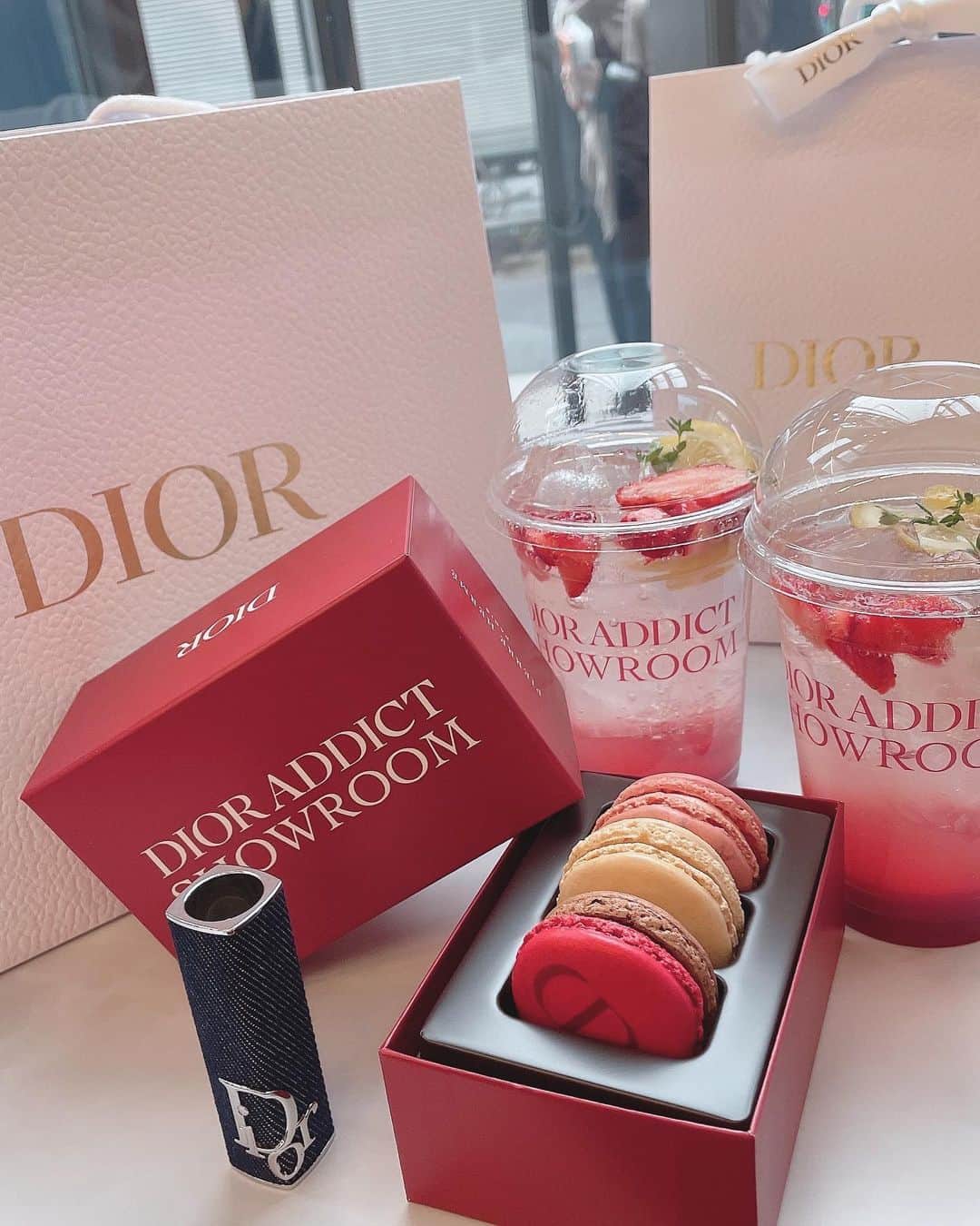 相良ましろさんのインスタグラム写真 - (相良ましろInstagram)「. 3月25日から4月3日までのDior ポップアップストアに行ってきたよ💄♡  新クチュールケースのデニムにリップをカスタムして買いました👖🤍  Dior大好きだし素敵空間すぎて 誘ってくれた友達にも感謝🥺✨  . #Dior #diorポップアップストア #ポップアップストア #ディオールコスメ #ホワイトコーデ #ショートカット #snidel #fendi」4月7日 17時39分 - mashiro_sagara