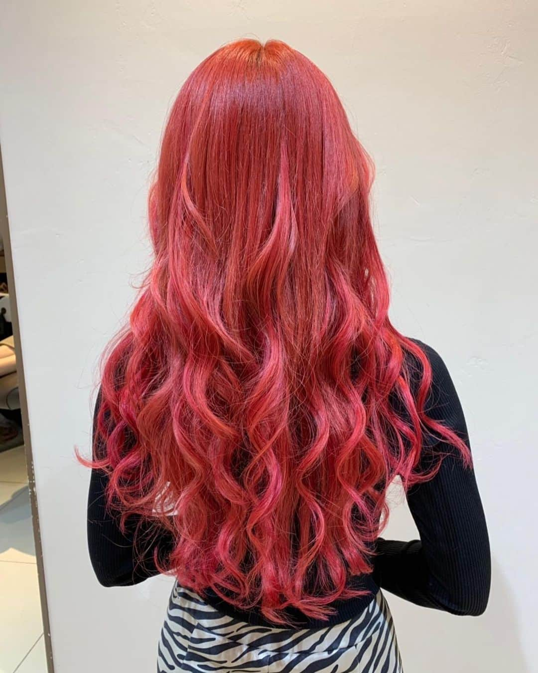 泉麻那さんのインスタグラム写真 - (泉麻那Instagram)「.  New hair♥️♥️ 赤ロングにしたよー🥰　 3ヶ月も美容院行ってない干物女してたけどオシャレは大事😂　  @ken11rollen  @rollen__nacho  @rollen_official  @extbands   ありがとうございました😌  #newhair #redhair #rollen #赤ロング #赤髪 #izumimana #泉麻那」4月7日 20時00分 - izumana19890629