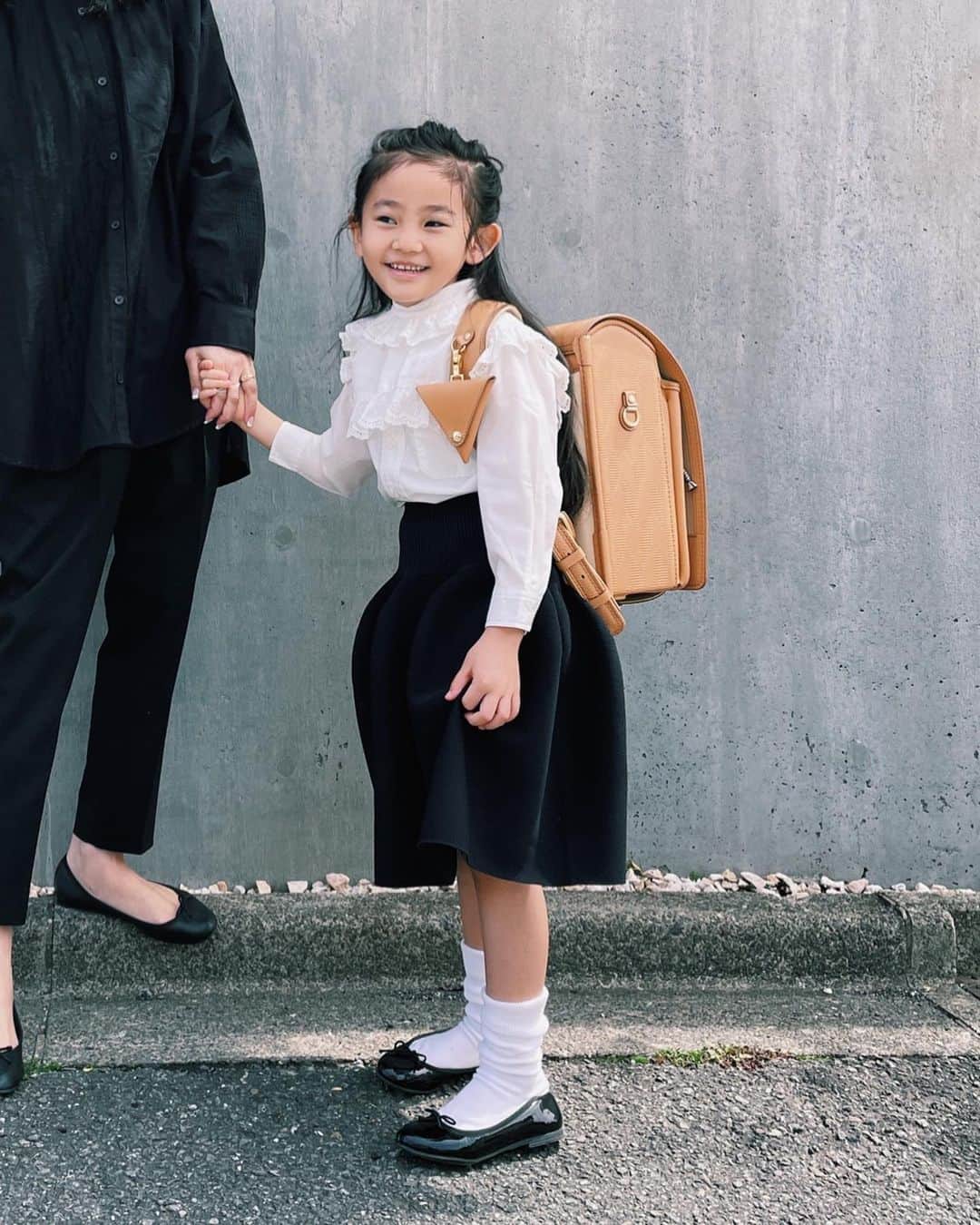 原田沙奈子さんのインスタグラム写真 - (原田沙奈子Instagram)「昨日の入学式はお揃いの靴を履いてバッグも同じ色に。 アマネの服はワンピースにしようかセットアップにしようか色々と考えたけど、ニットスカートにした。←激かわだったー🤤  「こわいぃー」って言いながらの今朝の初登校。 初日だから手を繋いで行ったんだけど表情ガチガチで話しかけてもほぼ聞こえてない状況。 校門前に着いて「楽しんで！」と肩をポンと叩いてもノーリアクションでド緊張しながら無言で歩いていった。  小さな背中に背負ってる大きなランドセルを見失わないようにずっと見つめてたけど、一度も振り向くことなくそのまま歩き続けてる後ろ姿を見て、校門で涙。  親が学校から泣きながら帰るって。 私たち、これから大丈夫だろうか。  ちなみに昨日の入学式では1年生入場で拍手しながら、涙。 もぅ、なにこれ。  #入学式#入学式コーデ」4月7日 20時17分 - sanakoharada