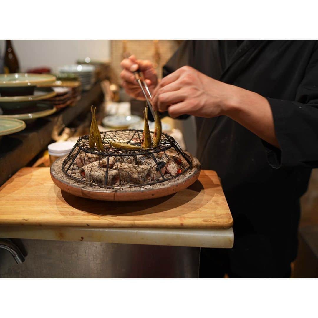 石井美保さんのインスタグラム写真 - (石井美保Instagram)「こちらもマストに入る行きつけのお店。 炭火焼き芹生さん 花山椒の煮麺、美味しかったな。 旬のお野菜、モロコ、キンメ、牛肉を炭火焼きに。カウンターで頂くアットホーム感も好き。 #芹生#mihoishii_京都」4月7日 20時21分 - miho_ishii