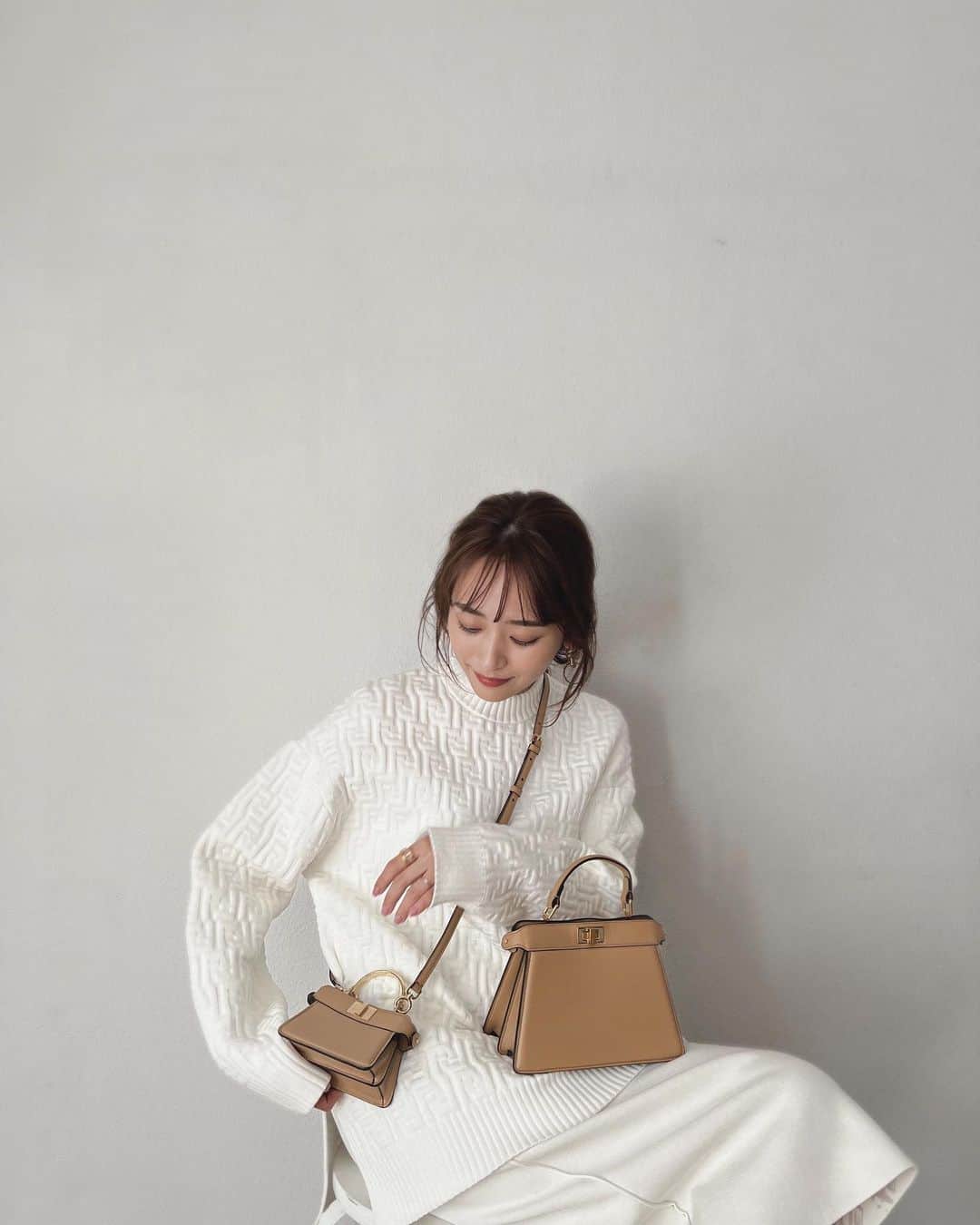 近藤千尋さんのインスタグラム写真 - (近藤千尋Instagram)「愛してやまない　 @fendi  のPeekaboo🤍🤍🤍 こんなミニサイズが登場🥹 全身FENDIで 撮影してもらいました📸✨ 他にもカラフルで いろんなお色がありましたよ🌈  #Fendi #FendiPeekaboo  @fendi」4月7日 20時26分 - chipichan.1215