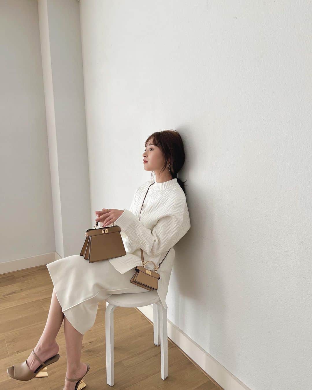 近藤千尋さんのインスタグラム写真 - (近藤千尋Instagram)「愛してやまない　 @fendi  のPeekaboo🤍🤍🤍 こんなミニサイズが登場🥹 全身FENDIで 撮影してもらいました📸✨ 他にもカラフルで いろんなお色がありましたよ🌈  #Fendi #FendiPeekaboo  @fendi」4月7日 20時26分 - chipichan.1215
