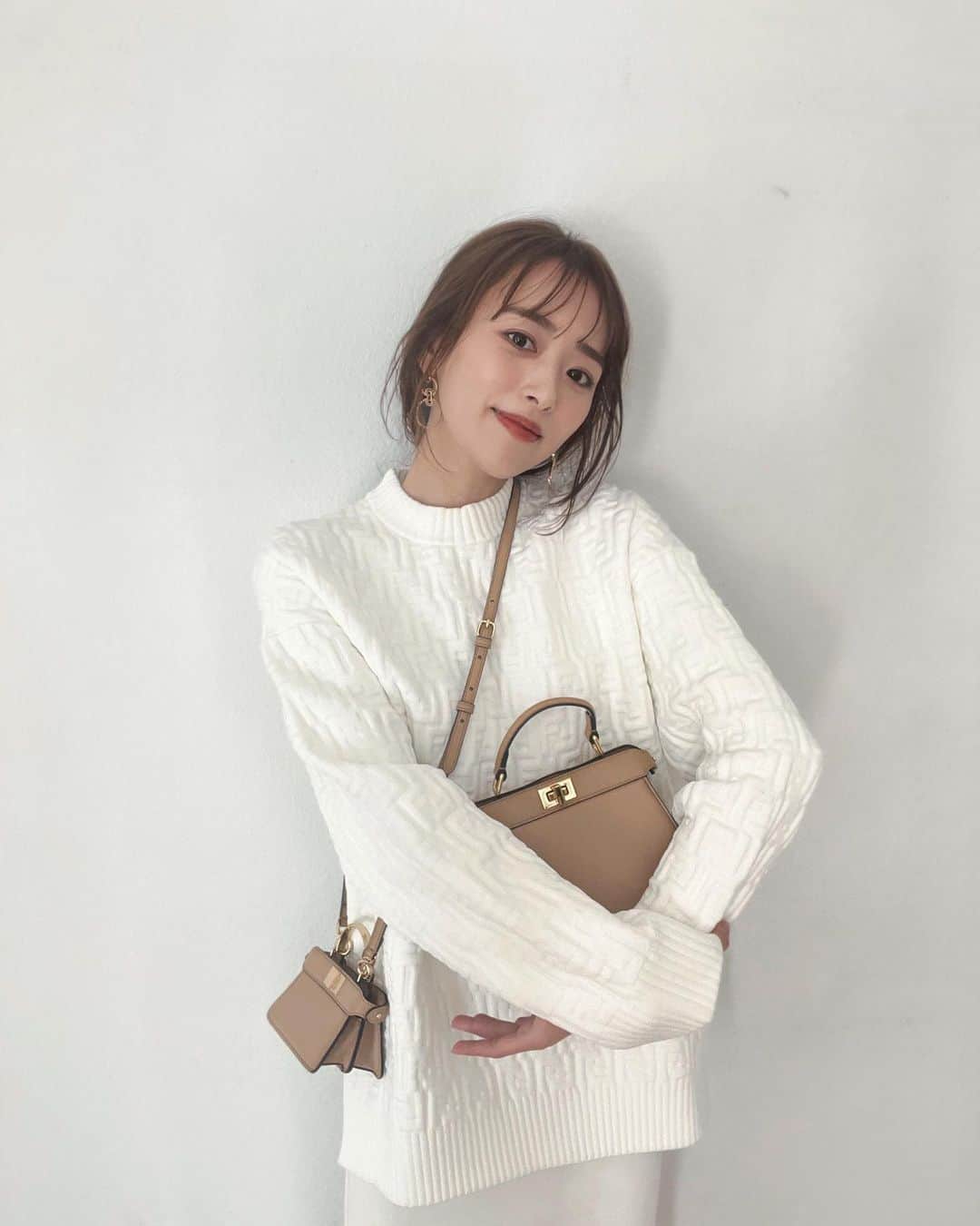 近藤千尋さんのインスタグラム写真 - (近藤千尋Instagram)「愛してやまない　 @fendi  のPeekaboo🤍🤍🤍 こんなミニサイズが登場🥹 全身FENDIで 撮影してもらいました📸✨ 他にもカラフルで いろんなお色がありましたよ🌈  #Fendi #FendiPeekaboo  @fendi」4月7日 20時26分 - chipichan.1215
