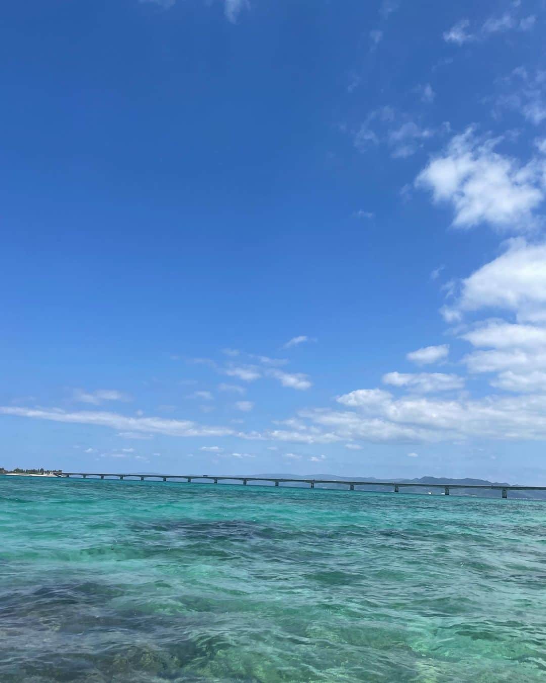 yukoさんのインスタグラム写真 - (yukoInstagram)「2022/04/07  沖縄２日目🏝 プールで遊んだ後は古宇利島へ🚗 お天気が良くマリンスポーツ日和！ マーブルに乗って古宇利島を半周しました♡海が最高に綺麗😭❤️  ランチはロケーションが抜群に良い @rest_le_sacro でパスタにピザを食べて、マリンスポーツ帰りに系列店の @seaside_village_sacro でお茶しました☕️写真映えするわぁ笑 2軒目のカフェではワンピ着たかったのにホテルに忘れてもーた🤦🏻‍♀️🤦🏻‍♀️  tops #plage pants #deuxiemeclasse  bag #gu」4月7日 21時41分 - sa_youu