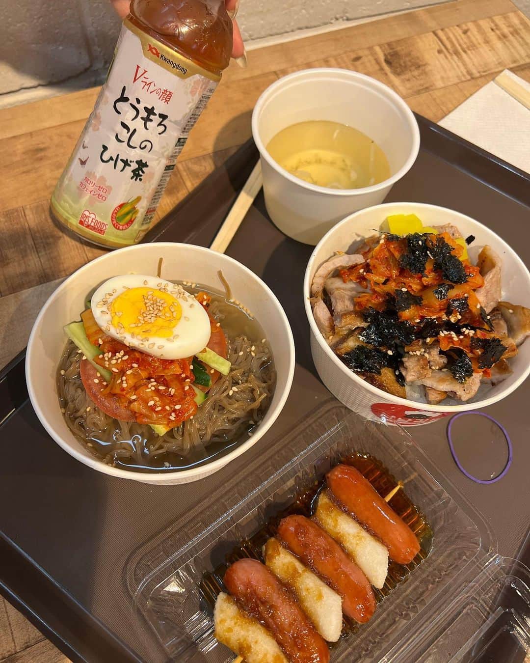 yuukachiさんのインスタグラム写真 - (yuukachiInstagram)「原宿おすすめ韓国料理屋🇰🇷  原宿の竹下通り付近(明治通り沿い)にある 韓国料理屋さんが何個か入ってる K-townっていう所でよくご飯食べるよ🍽🇰🇷  その中でも 냥냥김밥(ニャムニャムキンパ) っていう奥のお店が美味しくておすすめ！ 韓国のラーメンとかコーン茶とか、マカロンとかも 売ってるよ〜！！チーズハットクも美味しいよ！！ 最近流行りのいかゲームの挑戦もできる😎💕  楽しくて美味しいお店が集まってるから 原宿に行った時は行ってみてね〜𖠚ᐝ⚯̫  #原宿グルメ#ktown#韓国料理#原宿 #냥냥치킨#いかゲーム#日韓ハーフ #韓国好きな人と繋がりたい#하트포즈#한식」4月7日 21時59分 - yuuka_stagram