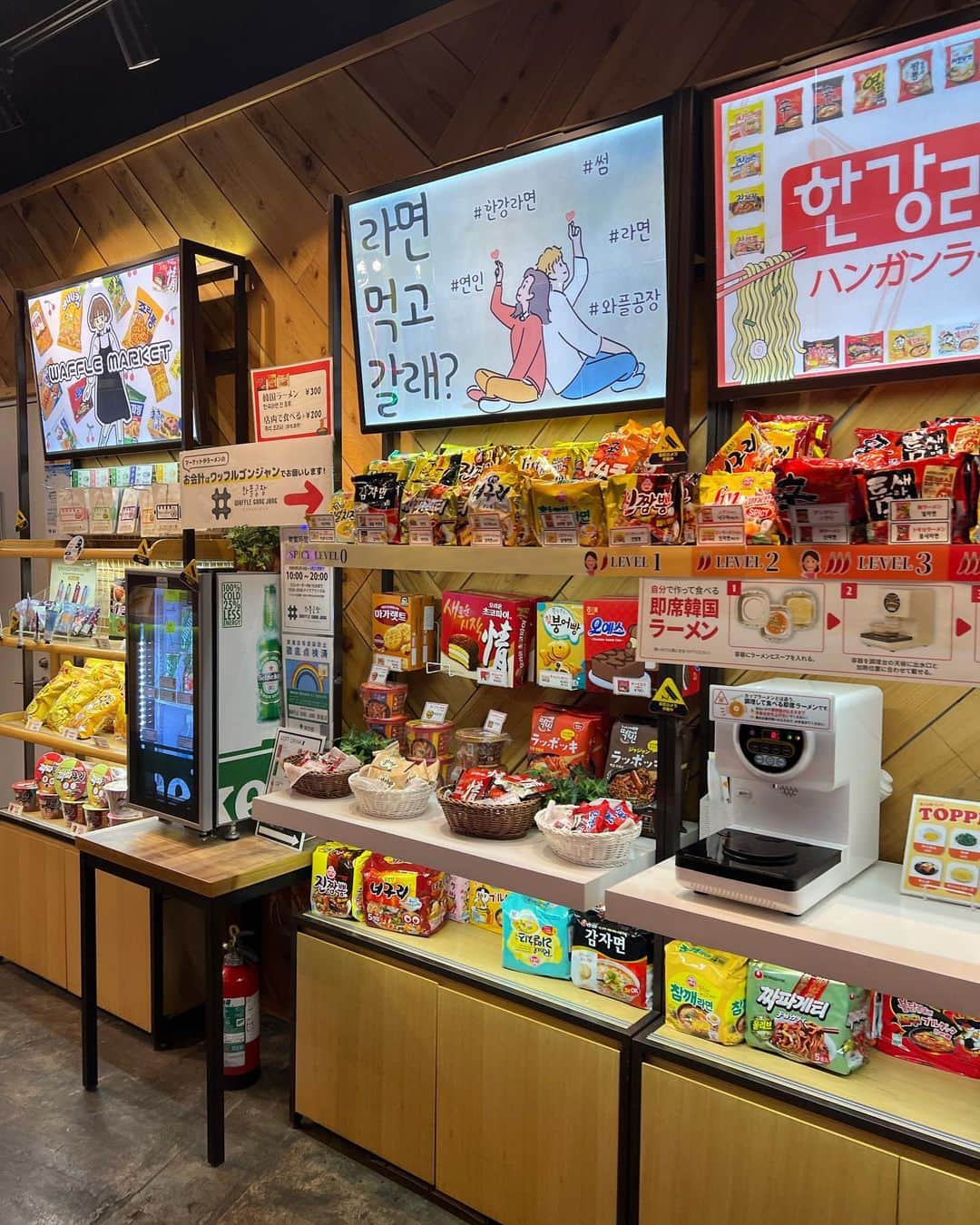 yuukachiさんのインスタグラム写真 - (yuukachiInstagram)「原宿おすすめ韓国料理屋🇰🇷  原宿の竹下通り付近(明治通り沿い)にある 韓国料理屋さんが何個か入ってる K-townっていう所でよくご飯食べるよ🍽🇰🇷  その中でも 냥냥김밥(ニャムニャムキンパ) っていう奥のお店が美味しくておすすめ！ 韓国のラーメンとかコーン茶とか、マカロンとかも 売ってるよ〜！！チーズハットクも美味しいよ！！ 最近流行りのいかゲームの挑戦もできる😎💕  楽しくて美味しいお店が集まってるから 原宿に行った時は行ってみてね〜𖠚ᐝ⚯̫  #原宿グルメ#ktown#韓国料理#原宿 #냥냥치킨#いかゲーム#日韓ハーフ #韓国好きな人と繋がりたい#하트포즈#한식」4月7日 21時59分 - yuuka_stagram