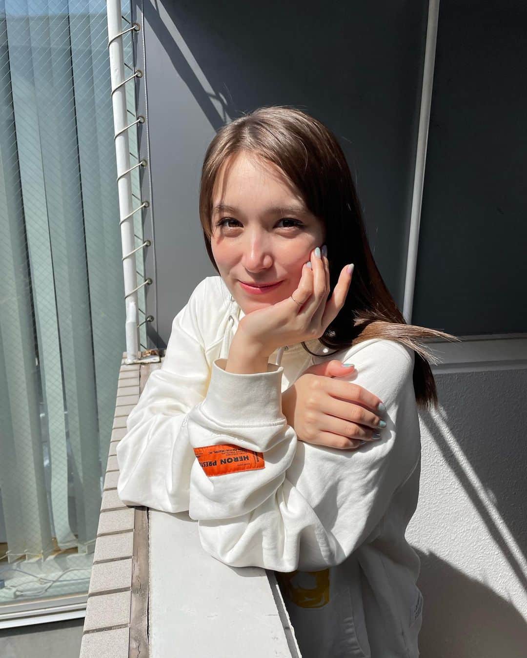 トラウデン直美さんのインスタグラム写真 - (トラウデン直美Instagram)「先日、ネイル新しくしてきたよ💚 マーメイドみたいな色🧜‍♀️」4月7日 22時42分 - naomi_trauden_