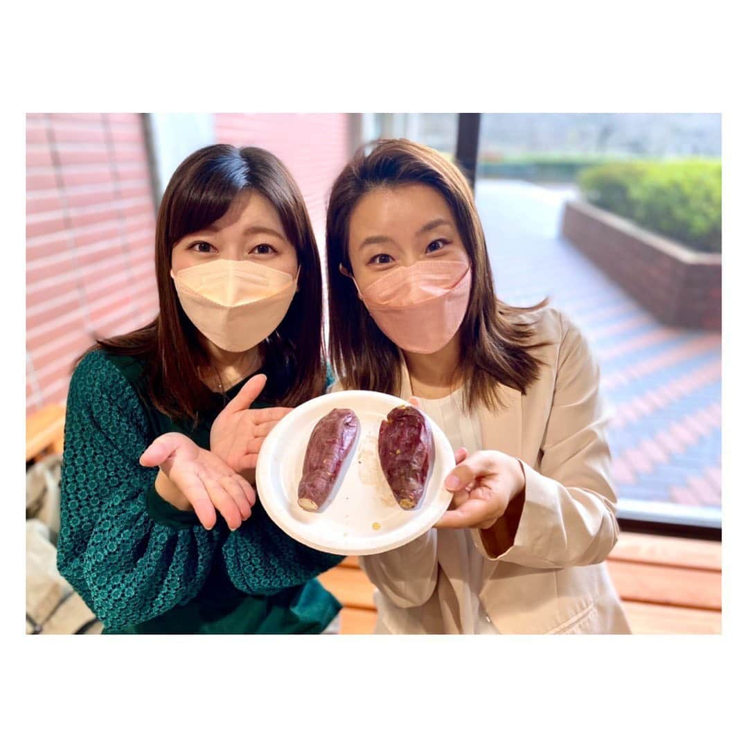 稲葉千秋さんのインスタグラム写真 - (稲葉千秋Instagram)「美味しそ〜うに食べる 佳子さんが私はとっても好きです☺️❤️  詳細は佳子さんのインスタをチェック😁 @yoshikosakamoto_aba   それにしても、クオリティ高い焼き芋でした😌👏 しっとり甘ーい💕 皆さんもお試しあれ🎵  #焼き芋の自販機 #弘前市役所 #紅はるか #お芋好き  #食リポ #ニュース取材 #キャスター #アナウンサー  #坂本佳子 アナ #稲葉千秋」4月7日 23時32分 - chakey_15