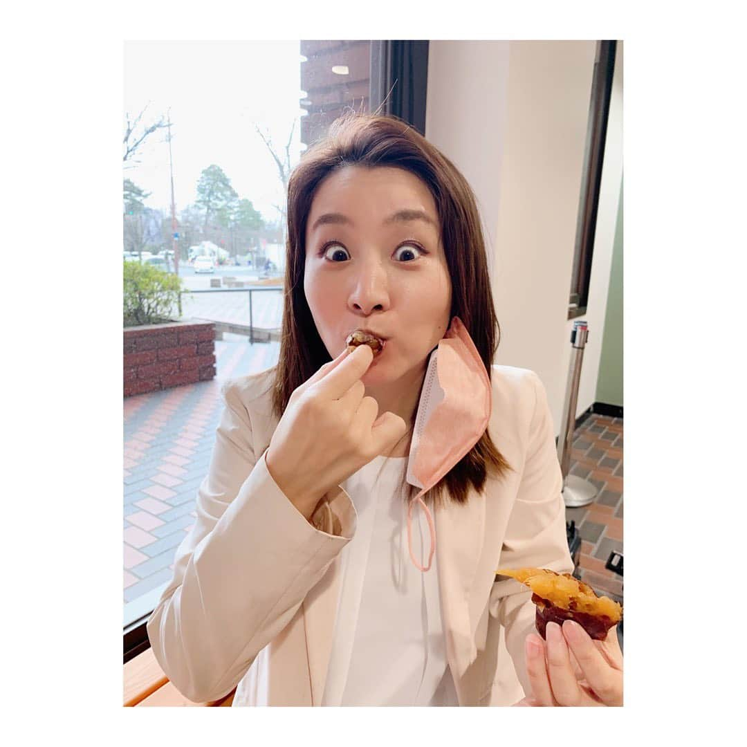 稲葉千秋さんのインスタグラム写真 - (稲葉千秋Instagram)「美味しそ〜うに食べる 佳子さんが私はとっても好きです☺️❤️  詳細は佳子さんのインスタをチェック😁 @yoshikosakamoto_aba   それにしても、クオリティ高い焼き芋でした😌👏 しっとり甘ーい💕 皆さんもお試しあれ🎵  #焼き芋の自販機 #弘前市役所 #紅はるか #お芋好き  #食リポ #ニュース取材 #キャスター #アナウンサー  #坂本佳子 アナ #稲葉千秋」4月7日 23時32分 - chakey_15