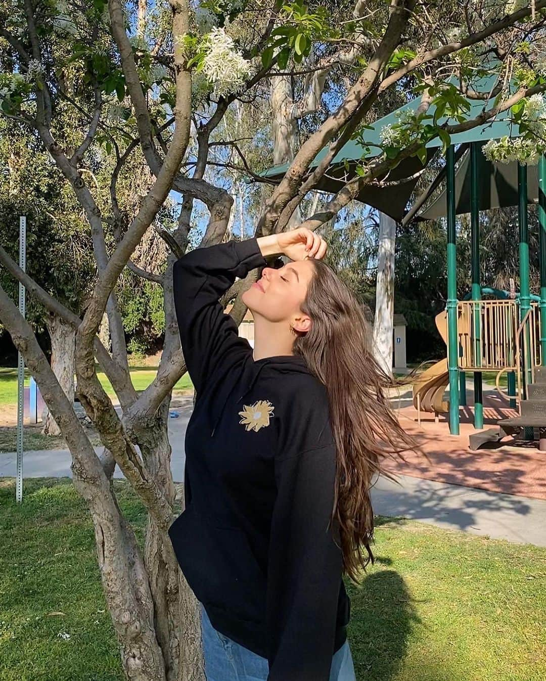 キーラ・コサリンさんのインスタグラム写真 - (キーラ・コサリンInstagram)「a very merry half-birthday ☀️」4月8日 1時29分 - kirakosarin