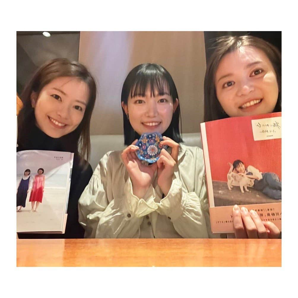 下村彩里さんのインスタグラム写真 - (下村彩里Instagram)「#テレ朝動画　 #さらまわし のロケ以来の久しぶりの再会でした😌  #女優 #映画監督 そして#文筆家 という3つの顔をもつ 多彩なさらたん。  入社1年目の時に初めて一緒に仕事をした お化け屋敷ロケから始まり....🤫  念願の並木アナとの3人の女子会ロケなど...☺️  今でも思い出し笑いしてしまうほど楽しかったです☺️  私にとっては 姉のような存在(歳は関係なく...🤣)でもある2人。  これからも末永くよろしくお願いします😊🙇‍♀️✨  #コロナが落ち着いている時の #思い出シリーズ #写真は #彼女の初の書籍となる #猫にまたたび という #フォトエッセイ  #さらたん の人生や世界観に #魅了されました  ※撮影時のみマスクを外しています  #小川紗良　@iam_ogawasara  #並木万里菜 アナ　@marina_namiki  #下村彩里#テレビ朝日」4月8日 10時04分 - sairi.shimomura_ex