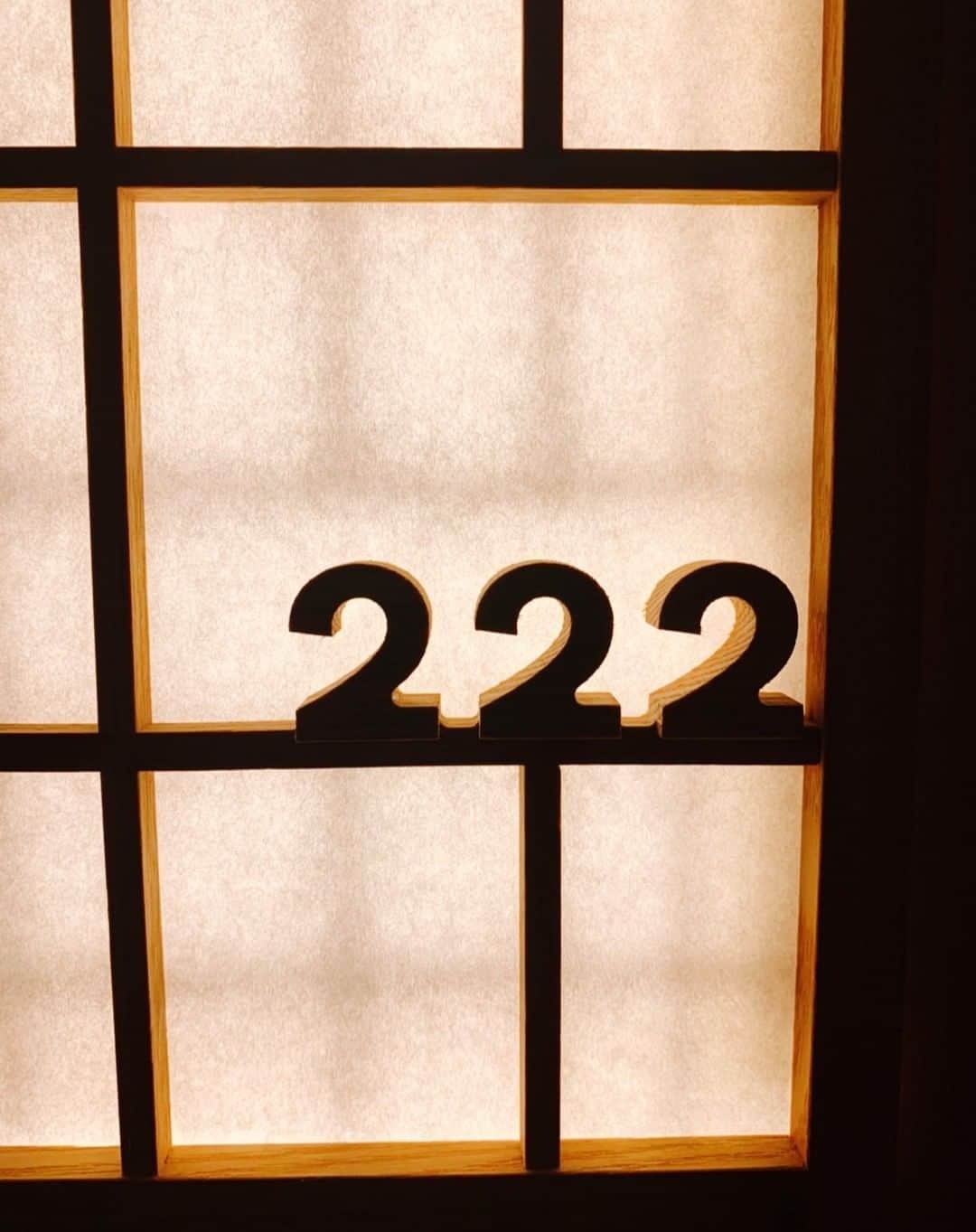 広末涼子さんのインスタグラム写真 - (広末涼子Instagram)「. エンジェルナンバー✨222✨  お仕事スタンバイのroom number が、 ２のぞろ目だった！ なんだか気持ちもニッコニコ😊  あなたの今日も いい一日になりますように✨」4月8日 10時36分 - hirosue_staff