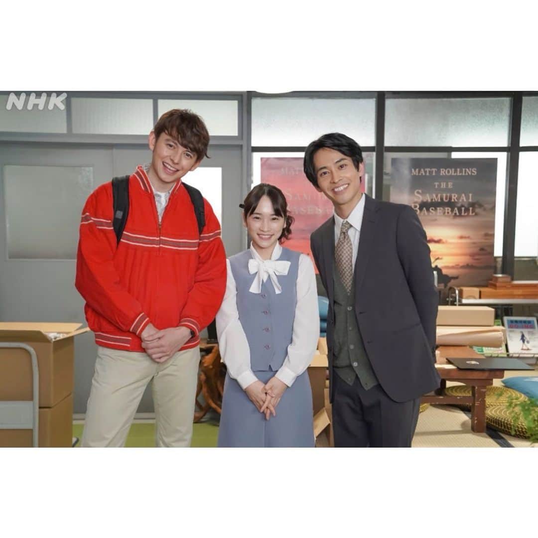 ハリー杉山さんのインスタグラム写真 - (ハリー杉山Instagram)「"カムカムエヴリバディ"  感動の100年に渡る物語が終わりました。ジョージとして様々な愛に溢れる、グレーな時代に暖かい光で優しく包んでくれる作品に携わることが出来て本当に光栄でした🍌a lifetime experience indeed!!!  少し自分の話になってしまうのですが、僕の祖母は太平洋戦争で兄を戦地で失い、東京大空襲で火の海と化した銀座で戦争の残酷さを感じました。終戦後に母は生まれ、厳しい時代に祖母と共に生きて、イギリス人の父と出会い、異国へ向かい、その10何年後に僕は生まれました。  そう思うと、もちろんイギリスやアメリカの違いとかはありますが、安子、るい、ひなたを通して当時の自分の家族の日々も見えてきました。祖母のふみさんが子供の僕に教えてくれた戦争の怖さも鮮明に蘇りました。ふみさんはカムカムを見てたらなんて思ったのでしょうか？いつか聞いてみたいものですね^_^ how u doing up in the stars? see you sometime, not just yet! 🥰🌟  最後に massive thanks to Aunt Anny @ryoko5699 ❤️ it was sooooo much fun being your Curious George🍌 最強ののど飴今度お会いする時教えてくださいね^_^  aaaand the amazing fantastic awesome funny Hinata🌞@rina_kawaei.official How do you do it!?!? Hats off! まさに脱帽です🎩　  Big up Mr. Hirano too😏  そして一緒に過ごした時間は短くても愛に溢れる、笑いが絶えないカムカムスタッフの皆さんありがとう！！！you guys rock!!!  続いては甲子園に行ったジョージについて...🍌  #カムカムエヴリバディ」4月8日 15時22分 - harrysugiyama