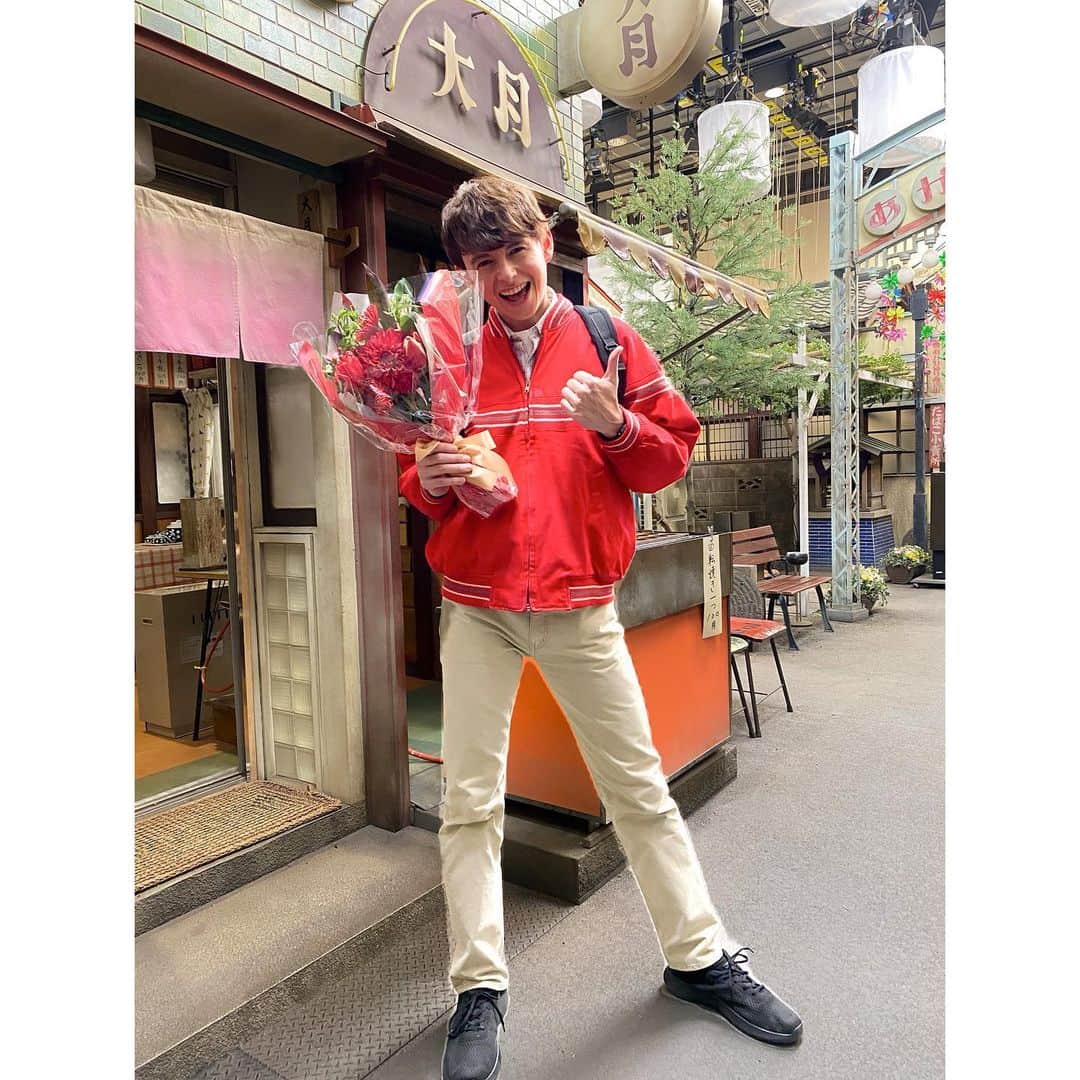 ハリー杉山さんのインスタグラム写真 - (ハリー杉山Instagram)「"カムカムエヴリバディ"  感動の100年に渡る物語が終わりました。ジョージとして様々な愛に溢れる、グレーな時代に暖かい光で優しく包んでくれる作品に携わることが出来て本当に光栄でした🍌a lifetime experience indeed!!!  少し自分の話になってしまうのですが、僕の祖母は太平洋戦争で兄を戦地で失い、東京大空襲で火の海と化した銀座で戦争の残酷さを感じました。終戦後に母は生まれ、厳しい時代に祖母と共に生きて、イギリス人の父と出会い、異国へ向かい、その10何年後に僕は生まれました。  そう思うと、もちろんイギリスやアメリカの違いとかはありますが、安子、るい、ひなたを通して当時の自分の家族の日々も見えてきました。祖母のふみさんが子供の僕に教えてくれた戦争の怖さも鮮明に蘇りました。ふみさんはカムカムを見てたらなんて思ったのでしょうか？いつか聞いてみたいものですね^_^ how u doing up in the stars? see you sometime, not just yet! 🥰🌟  最後に massive thanks to Aunt Anny @ryoko5699 ❤️ it was sooooo much fun being your Curious George🍌 最強ののど飴今度お会いする時教えてくださいね^_^  aaaand the amazing fantastic awesome funny Hinata🌞@rina_kawaei.official How do you do it!?!? Hats off! まさに脱帽です🎩　  Big up Mr. Hirano too😏  そして一緒に過ごした時間は短くても愛に溢れる、笑いが絶えないカムカムスタッフの皆さんありがとう！！！you guys rock!!!  続いては甲子園に行ったジョージについて...🍌  #カムカムエヴリバディ」4月8日 15時22分 - harrysugiyama