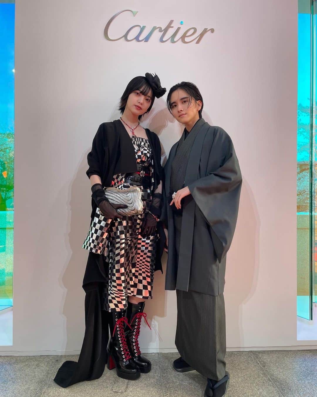 板垣李光人さんのインスタグラム写真 - (板垣李光人Instagram)「@cartier さんにご招待いただき京都へ。  ハイジュエリーイベント 「シジエム サンス パル カルティエ」が開催されている京セラ美術館ではレッドカーペットを歩かせて頂き、世界に１つしか存在しないユニークピースの数々を堪能いたしました。 その輝きたるやまさしく「喰うか喰われるか」とでも表したくなるような、魅惑的なジュエリー達に吸い込まれそうになるほどです。  醍醐寺ではCartierが植樹した桜をはじめとした桜達が満開に咲き誇っており、とても贅沢な空間で夜桜を味わいました。 第六感を意味するこのコレクションの名に相応しく、全ての感覚が刺激され見るもの全てに心震わせたこの1日はきっと忘れ難いものとなるでしょう。  色々な方々との出会いがあったこともいい思い出です。 3枚目は平手さんと…  Styling TETSURO NAGASE  Hair&Make KATO  #cartier #cartierkyoto #cartierhighjewelry #cartier6s」4月8日 17時06分 - itagakirihito_official