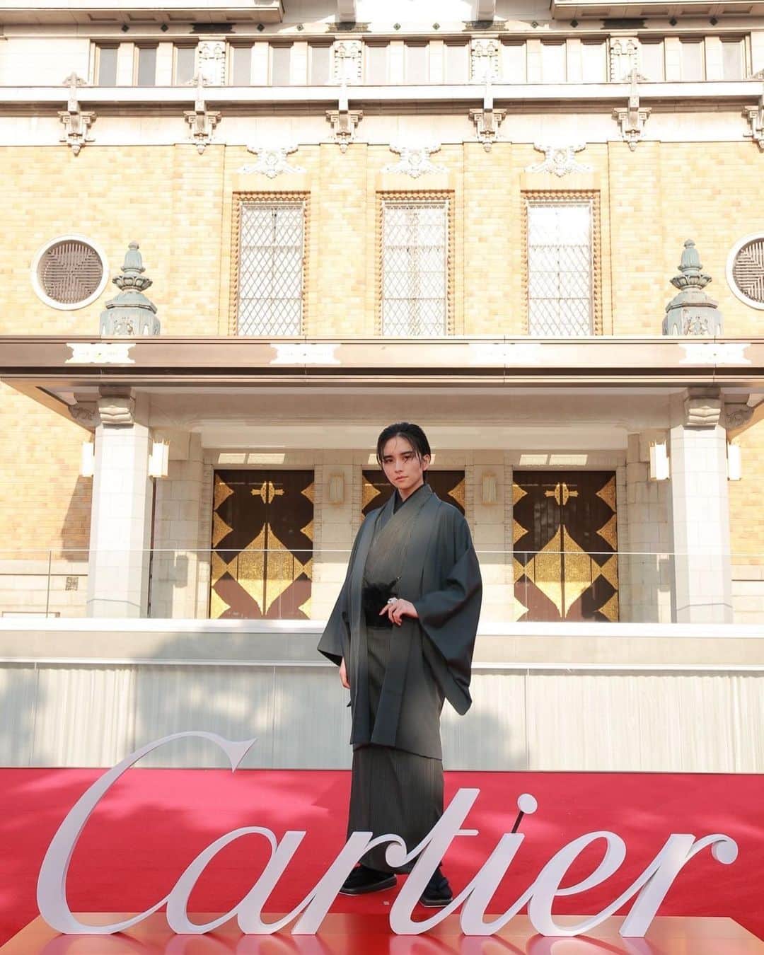 板垣李光人さんのインスタグラム写真 - (板垣李光人Instagram)「@cartier さんにご招待いただき京都へ。  ハイジュエリーイベント 「シジエム サンス パル カルティエ」が開催されている京セラ美術館ではレッドカーペットを歩かせて頂き、世界に１つしか存在しないユニークピースの数々を堪能いたしました。 その輝きたるやまさしく「喰うか喰われるか」とでも表したくなるような、魅惑的なジュエリー達に吸い込まれそうになるほどです。  醍醐寺ではCartierが植樹した桜をはじめとした桜達が満開に咲き誇っており、とても贅沢な空間で夜桜を味わいました。 第六感を意味するこのコレクションの名に相応しく、全ての感覚が刺激され見るもの全てに心震わせたこの1日はきっと忘れ難いものとなるでしょう。  色々な方々との出会いがあったこともいい思い出です。 3枚目は平手さんと…  Styling TETSURO NAGASE  Hair&Make KATO  #cartier #cartierkyoto #cartierhighjewelry #cartier6s」4月8日 17時06分 - itagakirihito_official