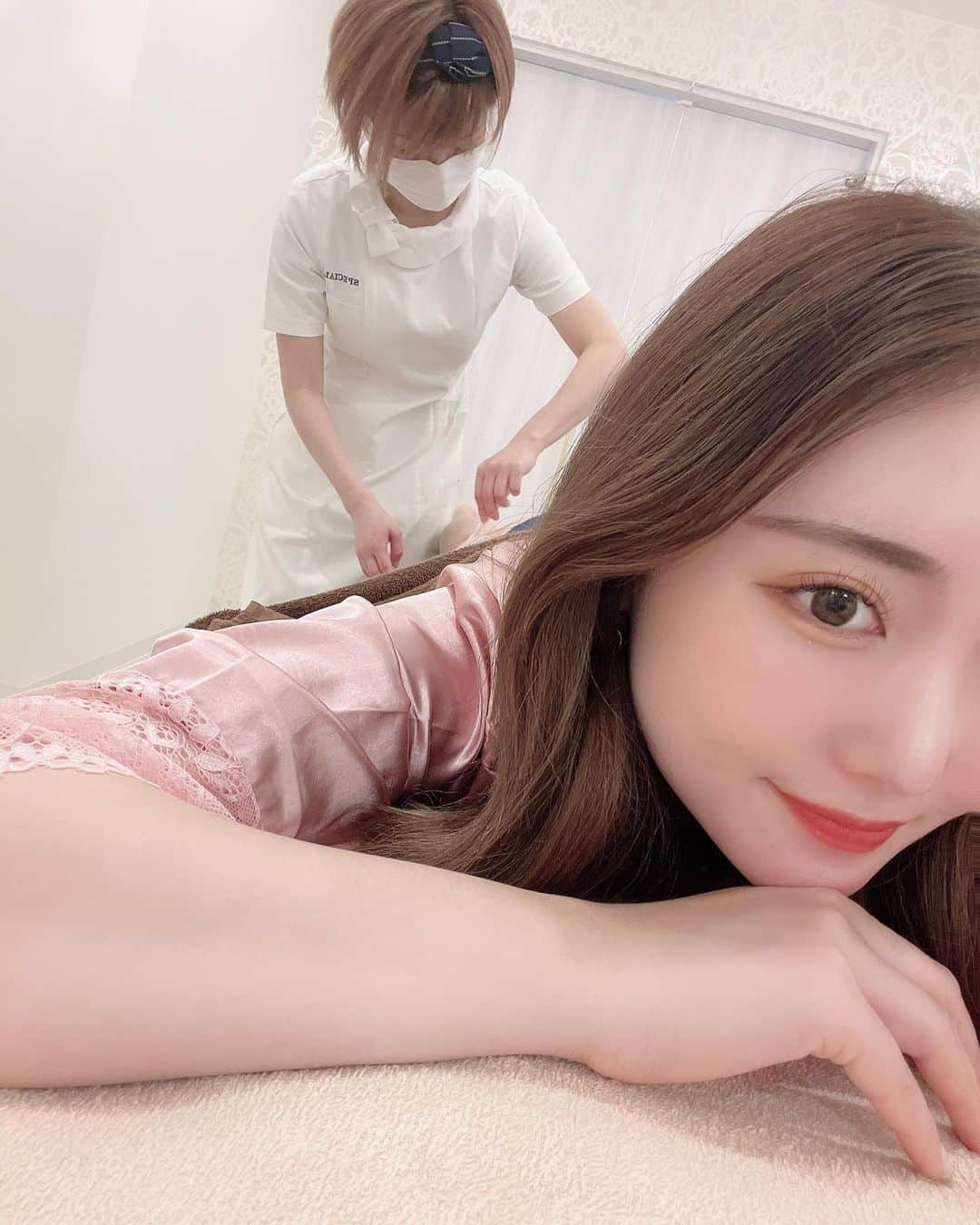yuukachiさんのインスタグラム写真 - (yuukachiInstagram)「脚やせ🦵🏻🦵🏻ボディエステ🌸  このトレンチコートかわゆい @grl_official 🥼  2回目のボディエステ(脚やせは機械に頼るべし🦵🏻)  低価格で【予約困難】エステとSNSで話題✨ クリニックをも越える結果を出してくれる🥺 よく見かけるモデルやインフルエンサーがこぞって通ってる 西宮の #スペチアーレ夙川　に行って来ました！！  予約困難の理由が結果に出ていました🥺 是非 #ビフォーアフター 見てください🎶1度で効果が😳👏🏻  スワイプして3枚目がハイパーナイフなんやけど 運動苦手な人でもこれで筋肉まで刺激してくれるから 運動してるのと同じ効果が🤣👏🏻めちゃ助かる笑  今回は 【#全身ボディハイフ　】＋【#ボディスカルプト　】 で！何とっ！🉐19,000円🉐  🎀【ボディハイフとは】 脂肪細胞を熱で破壊して老廃物となり体外へ出す。1度出てしまえば脂肪細胞の数は減るからリバウンドしない  🎀【ボディスカルプトとは】 ［筋肉強化と脂肪破壊］が同時にできる唯一の痩身機器で、3万回の腹筋と同じ効果が得られる  『ゆうかのインスタ見たよ』と伝えてもらえると  ⭐️一押し→無制限shot# 小顔ハイフ　15000→13500円💕 ⭐️1番お得な→全身ボディハイフ　19000→17500円💕 ⭐️③セット最強痩身 ハイパーナイフ ➕ハイフ　➕ボディスカルプト　3セットで 15000→13500円💕 ⭐️ハイパーナイフフルセット3部位10000→9,000円 ⭐️#全身脱毛 6600→6000 9900→9000（#VIO 顔込み） ⭐️スカルプト2部位追加無料 （4月末まで有効）になります！ぜひ使ってね🦵🏻  #エステ#夙川エステ#夙川#西宮 #脚やせ#脚やせダイエット #ハイパーナイフ#ボディハイフ #pr#GRL#グレイル#grl購入品」4月8日 17時15分 - yuuka_stagram