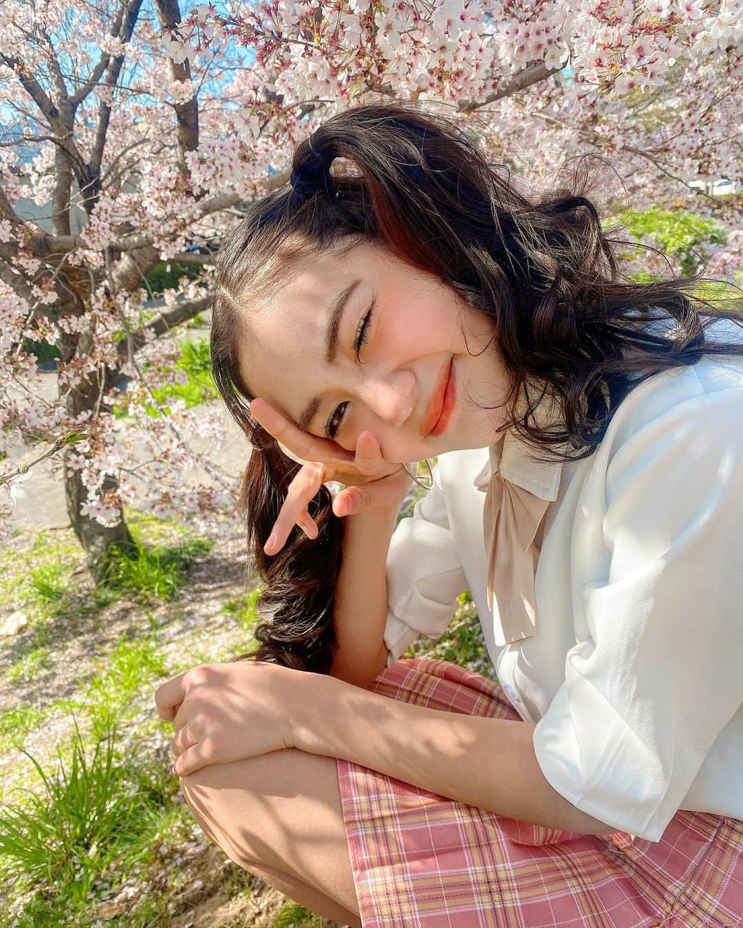 代田萌花さんのインスタグラム写真 - (代田萌花Instagram)「もか♡中学校に入学しましたー！✨✨✨✨  たくさんのＤＭありがとうございます！！🥺❤️❤️❤️❤️ 仕事に学業に大変になるかもしれないけど、頑張ります❤️❤️❤️  みなさんも今日入学の方多いですよね？？😊❤️❤️❤️みなさんおめでとうございます🎊  これからも代田萌花よろしくお願いします🥰💕💕💕💕💕  #もちゅ#代田萌花#入学式#おめでとう#お祝い#中学生#jc#jc1#春#学校#入学#桜#花見」4月8日 17時23分 - micky.kira