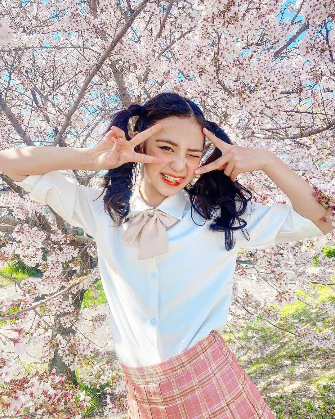 代田萌花さんのインスタグラム写真 - (代田萌花Instagram)「もか♡中学校に入学しましたー！✨✨✨✨  たくさんのＤＭありがとうございます！！🥺❤️❤️❤️❤️ 仕事に学業に大変になるかもしれないけど、頑張ります❤️❤️❤️  みなさんも今日入学の方多いですよね？？😊❤️❤️❤️みなさんおめでとうございます🎊  これからも代田萌花よろしくお願いします🥰💕💕💕💕💕  #もちゅ#代田萌花#入学式#おめでとう#お祝い#中学生#jc#jc1#春#学校#入学#桜#花見」4月8日 17時23分 - micky.kira