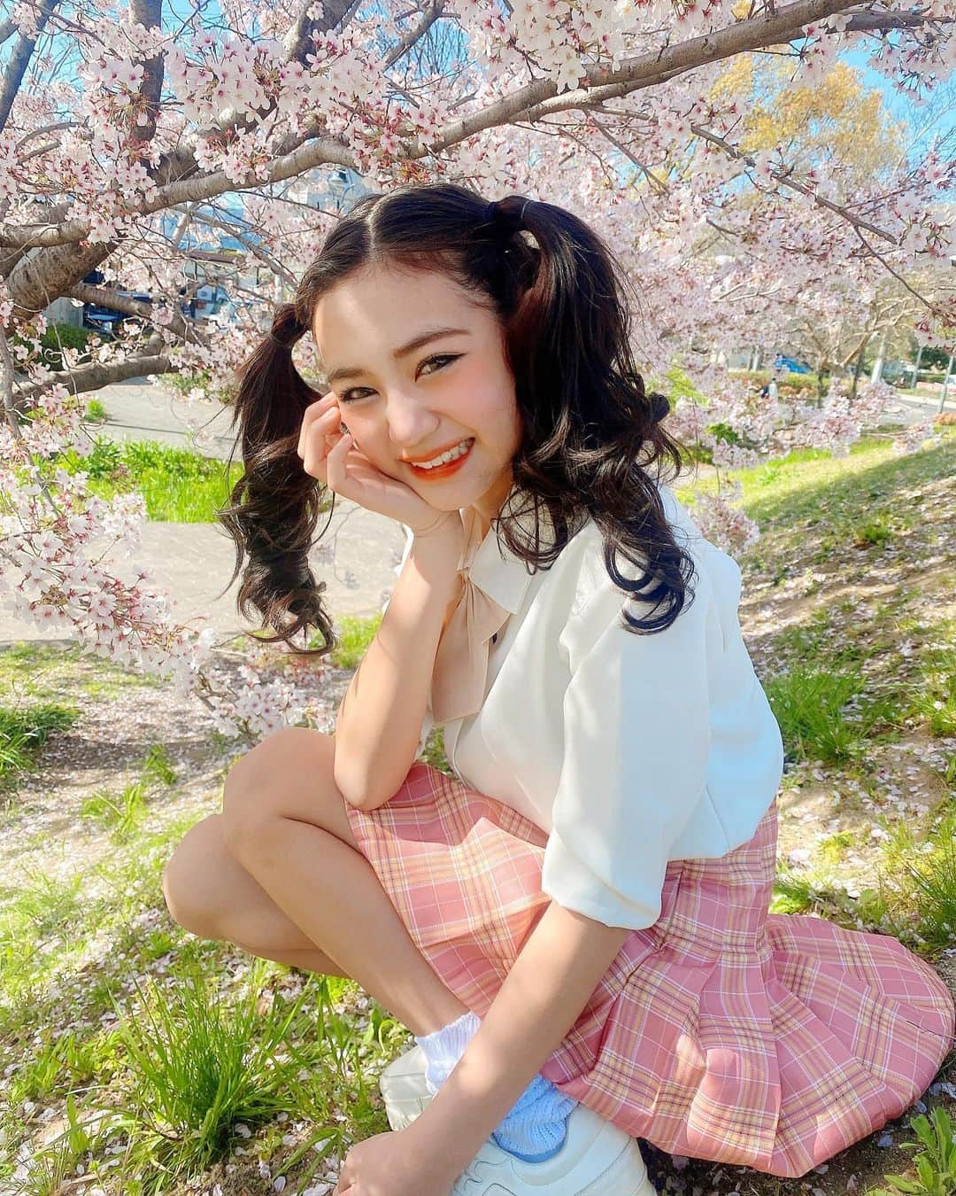 代田萌花さんのインスタグラム写真 - (代田萌花Instagram)「もか♡中学校に入学しましたー！✨✨✨✨  たくさんのＤＭありがとうございます！！🥺❤️❤️❤️❤️ 仕事に学業に大変になるかもしれないけど、頑張ります❤️❤️❤️  みなさんも今日入学の方多いですよね？？😊❤️❤️❤️みなさんおめでとうございます🎊  これからも代田萌花よろしくお願いします🥰💕💕💕💕💕  #もちゅ#代田萌花#入学式#おめでとう#お祝い#中学生#jc#jc1#春#学校#入学#桜#花見」4月8日 17時23分 - micky.kira