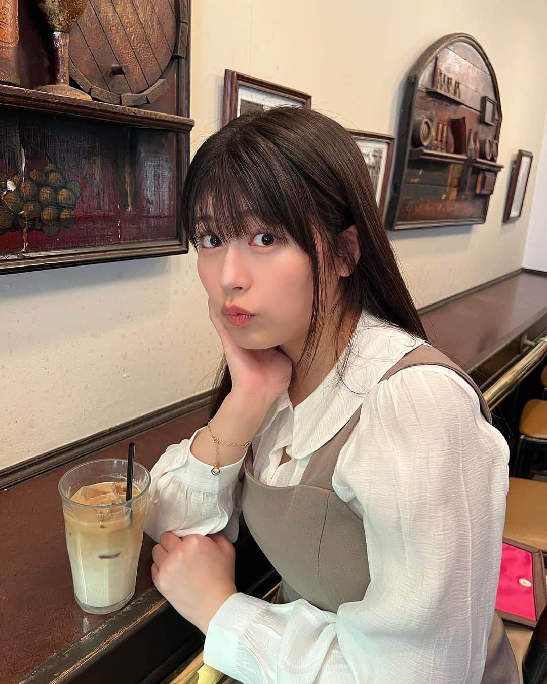 ちとせよしのさんのインスタグラム写真 - (ちとせよしのInstagram)「レトロなカフェ☕ 改めて髪伸びたなあって₍ᐢ.ˬ.ᐢ₎  #渋谷カフェ #宇田川カフェ #レトロカフェ #cafede人間関係copain #ブラウスコーデ」4月8日 17時51分 - chitose_yoshino