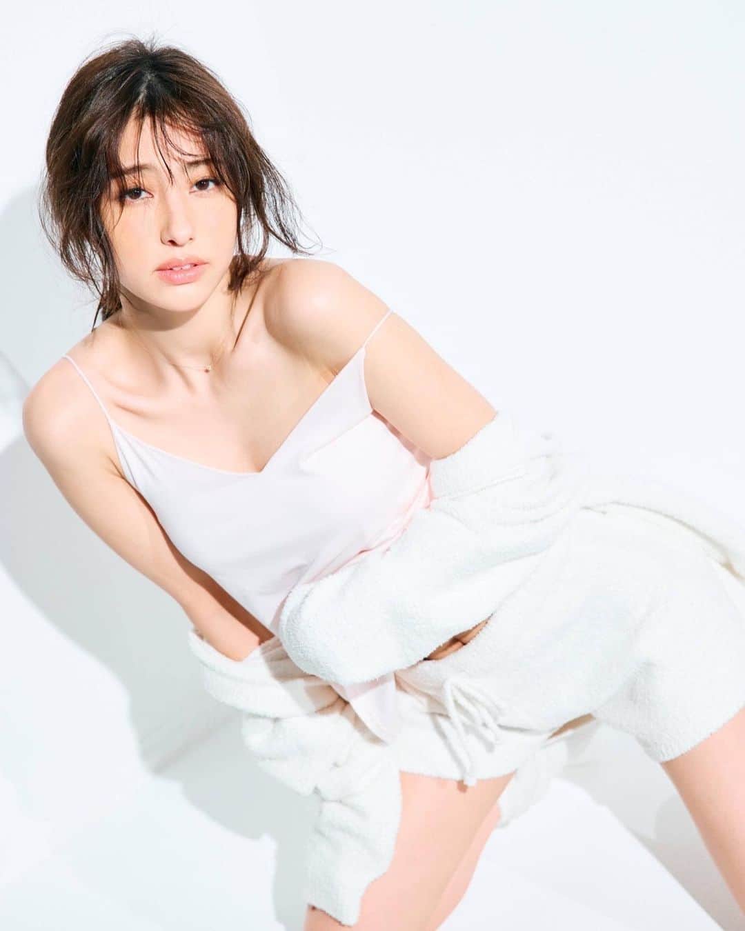 愛甲千笑美さんのインスタグラム写真 - (愛甲千笑美Instagram)「“脱げるお姉さんは好きですか？”が classyonlineで公開されました! @classy_mag_insta  @ unelimit_officialでクリスティーナエステをしていただきました！お肌ツルツル🥺🥺」4月8日 17時58分 - chiemyyyyy