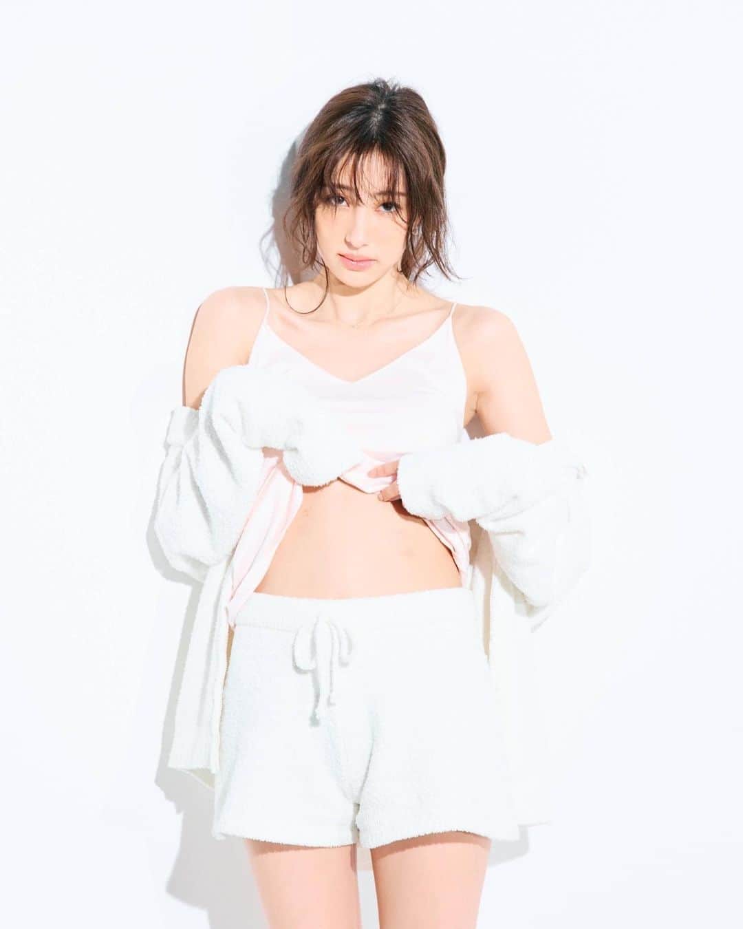 愛甲千笑美さんのインスタグラム写真 - (愛甲千笑美Instagram)「“脱げるお姉さんは好きですか？”が classyonlineで公開されました! @classy_mag_insta  @ unelimit_officialでクリスティーナエステをしていただきました！お肌ツルツル🥺🥺」4月8日 17時58分 - chiemyyyyy