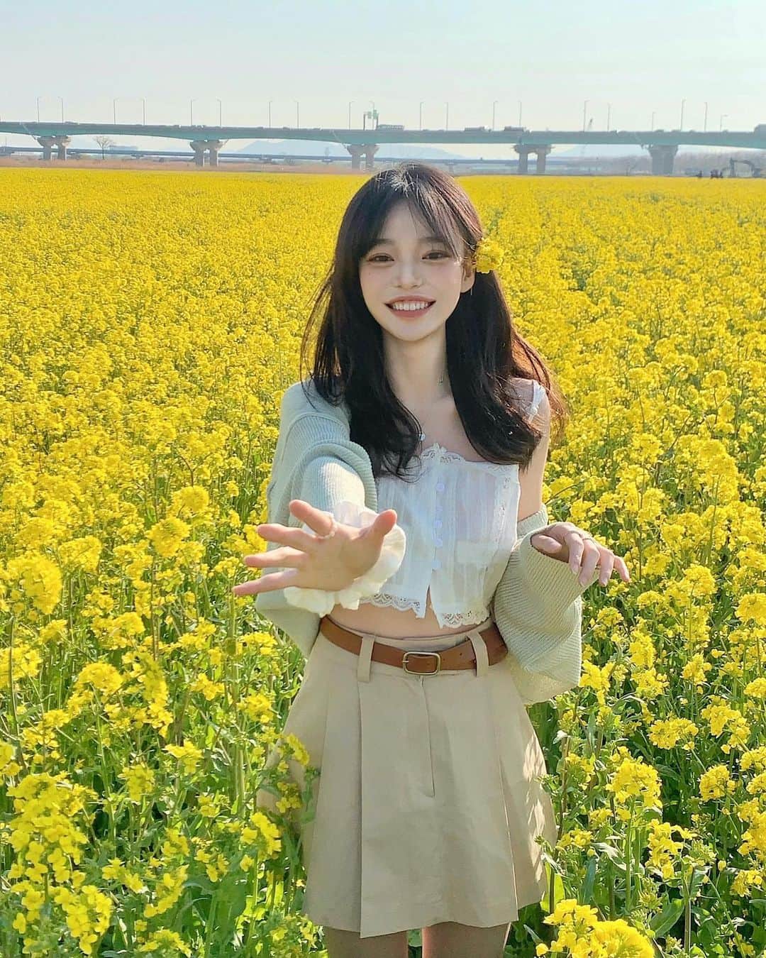 ウィ・ソンヒさんのインスタグラム写真 - (ウィ・ソンヒInstagram)「유채꽃 💛🌼💛」4月8日 18時48分 - _seong_hee