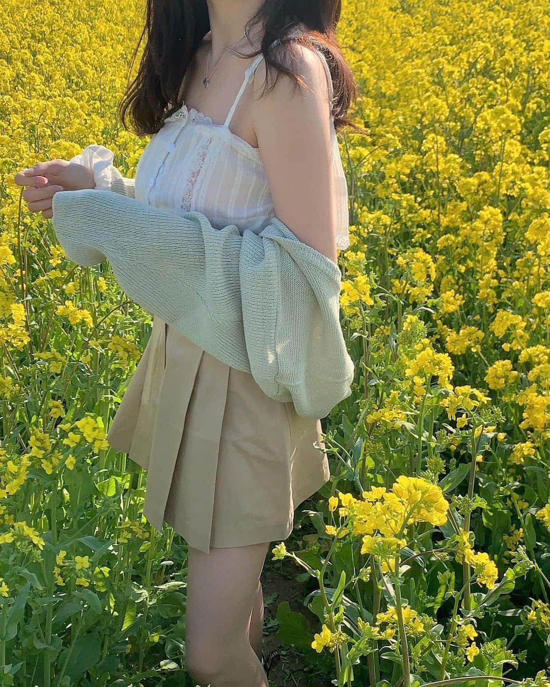 ウィ・ソンヒさんのインスタグラム写真 - (ウィ・ソンヒInstagram)「유채꽃 💛🌼💛」4月8日 18時48分 - _seong_hee