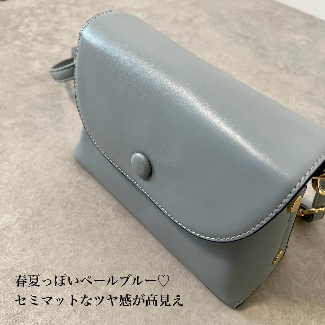 Miyoさんのインスタグラム写真 - (MiyoInstagram)「【しまむら購入品】 先週のしまパトで見つけた 高見えバッグ✨ ⁡ どちらも税込2000円以下‼︎♡ ペールブルーのバッグは、色違いで くすみピンクもあって悩みました😂 ⁡ 2つ折り財布、スマホ、ハンカチ、ティッシュ、 リップくらいは入りそうです👍🏻 ⁡ 小さめバッグの時はどうやってお出かけしてますか？とDMで質問を頂きましたが、 こういった小さめバッグに貴重品を入れて、 大きめのトートバッグにオムツや飲み物、着替え などを入れて出かけています☺️🌸 ⁡ ⁡ ⁡ ⁡ #しまむら#しまむらパトロール#しまむらコーデ#しまむら購入品#しまむら戦利品#しまパト#しまむら安心価格#高見えバッグ#春コーデ#プチプラコーデ#プチプラファッション#ママコーデ#ママファッション#骨格ウェーブ#3児ママ#きれいめカジュアル#大人カジュアル」4月8日 20時53分 - miyopu