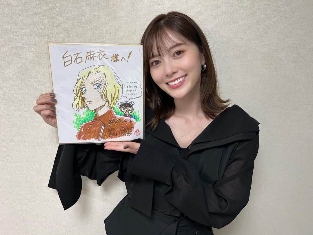 白石麻衣さんのインスタグラム写真 - (白石麻衣Instagram)「先日、劇場版『名探偵コナン ハロウィンの花嫁』 完成"披露宴"試写会に登壇させていただきました！  今回、ゲスト声優として参加させていただいております。 私はエレニカという女性を演じました。 小さい頃から観ていた名探偵コナンの作品に参加させていただき、まるで夢のようです。  そして、原作者の青山剛昌先生から 直筆イラスト色紙をプレゼントしていただきました…！ 人生の宝物です。  公開は4月15日です🎬 よろしくお願いします🌸  #劇場版コナン #ハロウィンの花嫁」4月8日 20時53分 - m.shiraishi.official