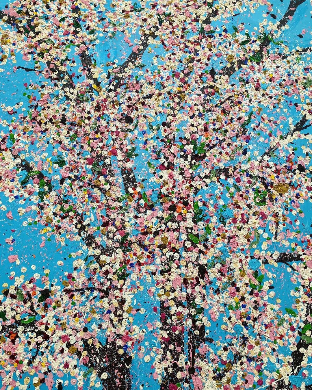 古谷有美さんのインスタグラム写真 - (古谷有美Instagram)「🌸 #月1で何かを観るルール  美術館でのお花見は先月のこと。 見上げれば大きな大きな色彩豊かな桜の木。 足もとに目をやると、友人は桜色のパンプスでした。  ついピンクだけで描いてしまいそうなものを どうして一枚の絵の中に 青や赤などさまざまな色があるのか 展示室の奥にあるインタビュー映像を観るとよぉーくわかる。 もう一度ぐるっと絵を眺めて出入口へ戻るまでのあいだ 画家の気持ちになれる気がする。 こんな大きな絵、一度は描いてみたいです。  #ダミアンハースト #damianhirst」4月8日 21時02分 - yuumifuruya
