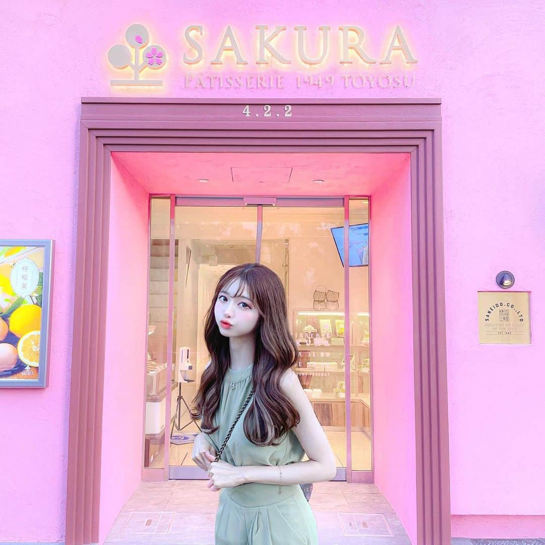 あやちゃんさんのインスタグラム写真 - (あやちゃんInstagram)「外観が可愛すぎるケーキ屋さん🧁🎀 ピンク好き必見💞💞 春っぽくグリーンのセットアップにしてみた💚スタイル良く見える◎ 👗 @spicaglow  クーポンコード:fsg373  店内はオタ垢に載せたから見てねん💗 #patisseriesakura  #パティスリーsakura #パティスリーさくら #豊洲カフェ #豊洲グルメ #豊洲ランチ #豊洲 #ピンクコーデ #ピンクカフェ #東京カフェ #グリーンコーデ #春コーデ #春服 #セットアップ #緑コーデ #ケーキ屋さん #韓国ファッション #韓国ヘア #韓国コーデ #くびれヘア #スピカグロー #spicaglow」4月8日 21時04分 - aya.you.love.r