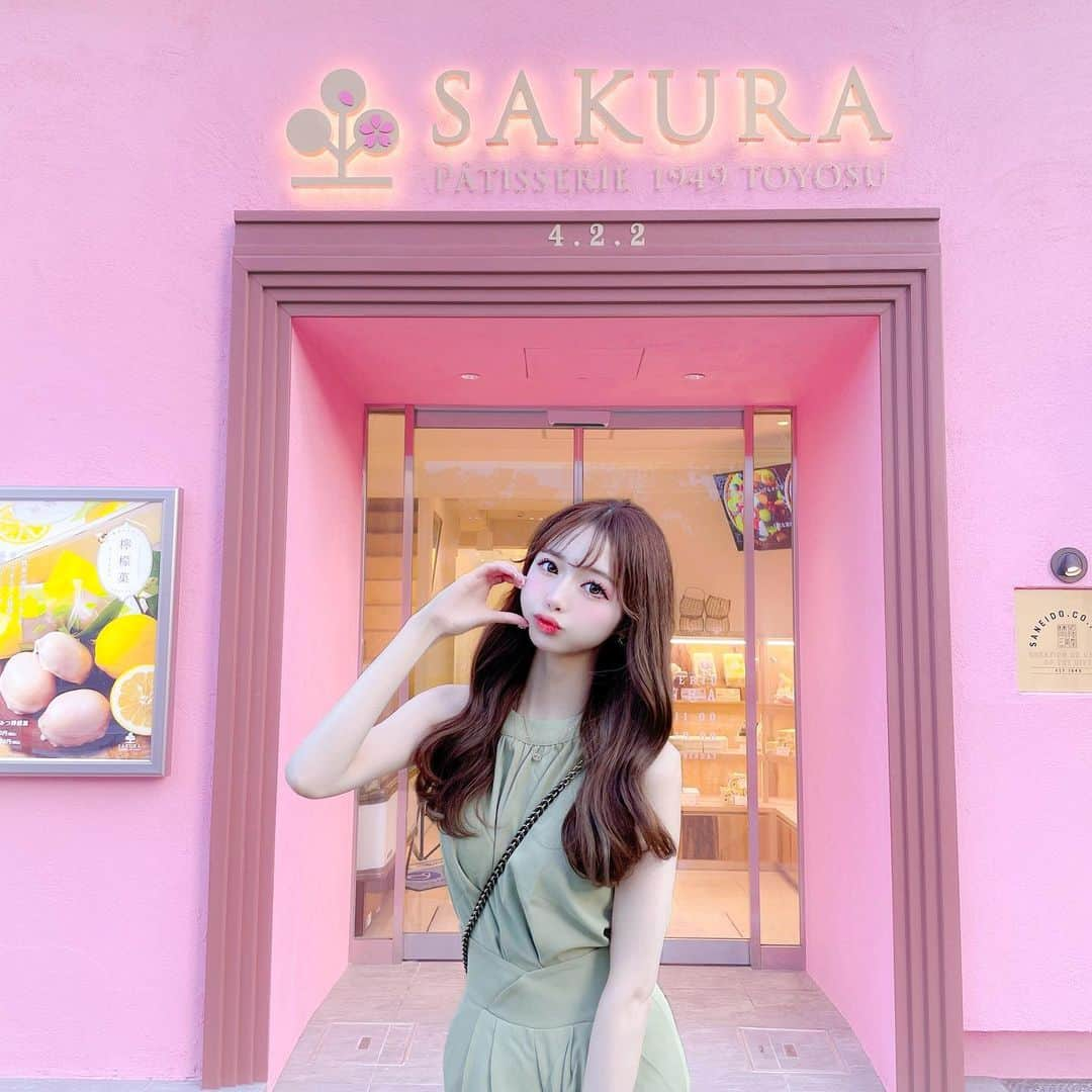 あやちゃんさんのインスタグラム写真 - (あやちゃんInstagram)「外観が可愛すぎるケーキ屋さん🧁🎀 ピンク好き必見💞💞 春っぽくグリーンのセットアップにしてみた💚スタイル良く見える◎ 👗 @spicaglow  クーポンコード:fsg373  店内はオタ垢に載せたから見てねん💗 #patisseriesakura  #パティスリーsakura #パティスリーさくら #豊洲カフェ #豊洲グルメ #豊洲ランチ #豊洲 #ピンクコーデ #ピンクカフェ #東京カフェ #グリーンコーデ #春コーデ #春服 #セットアップ #緑コーデ #ケーキ屋さん #韓国ファッション #韓国ヘア #韓国コーデ #くびれヘア #スピカグロー #spicaglow」4月8日 21時04分 - aya.you.love.r