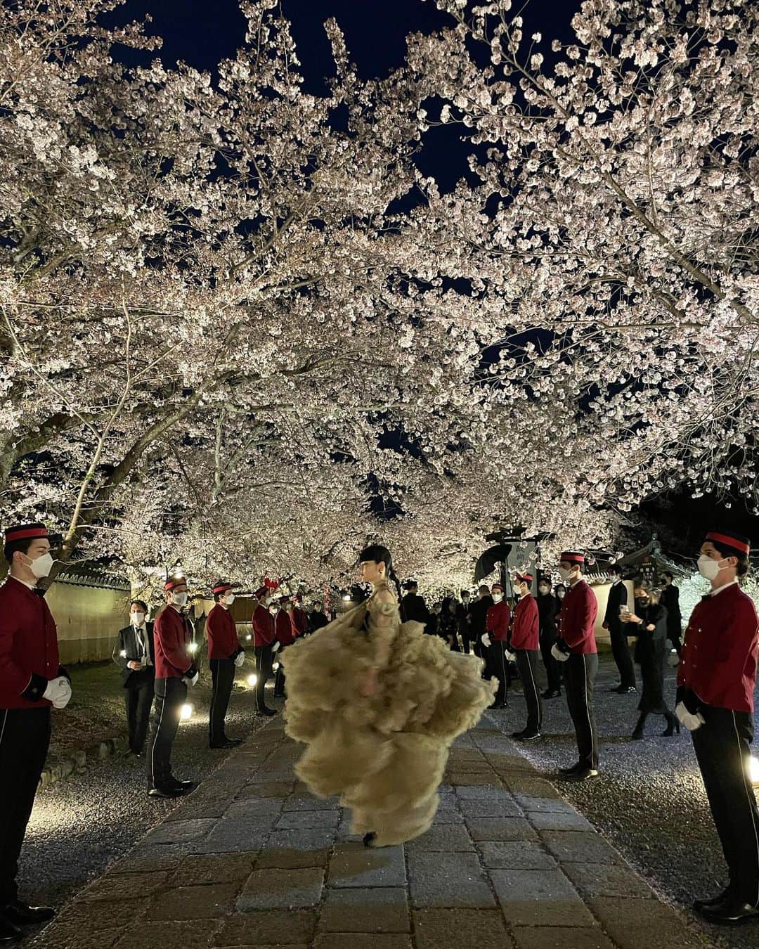 秋元梢さんのインスタグラム写真 - (秋元梢Instagram)「昨夜は @cartier さんに招待していただき、京都の醍醐寺へ💃🏻🌸 京セラ美術館とは打って変わって、幻想的な雰囲気🌙 (写真には写ってないけど、Cartierが植樹した桜も咲いていました🌸) このご時世で、中々会えなかった方々と久しぶりに会えて、お話しできて、そして久しぶりに素敵なドレスと素敵なジュエリーを身に付けられて、とても幸せな時間でした🥺🙏🏻🌸💎 (無意識で、桜が満開の京都で、桜みたいにふわふわなドレスを選んでた😘🌸) #Cartier #Cartierkyoto #Cartierhighjewelry #Cartier6S」4月8日 21時54分 - akimoto_kozue