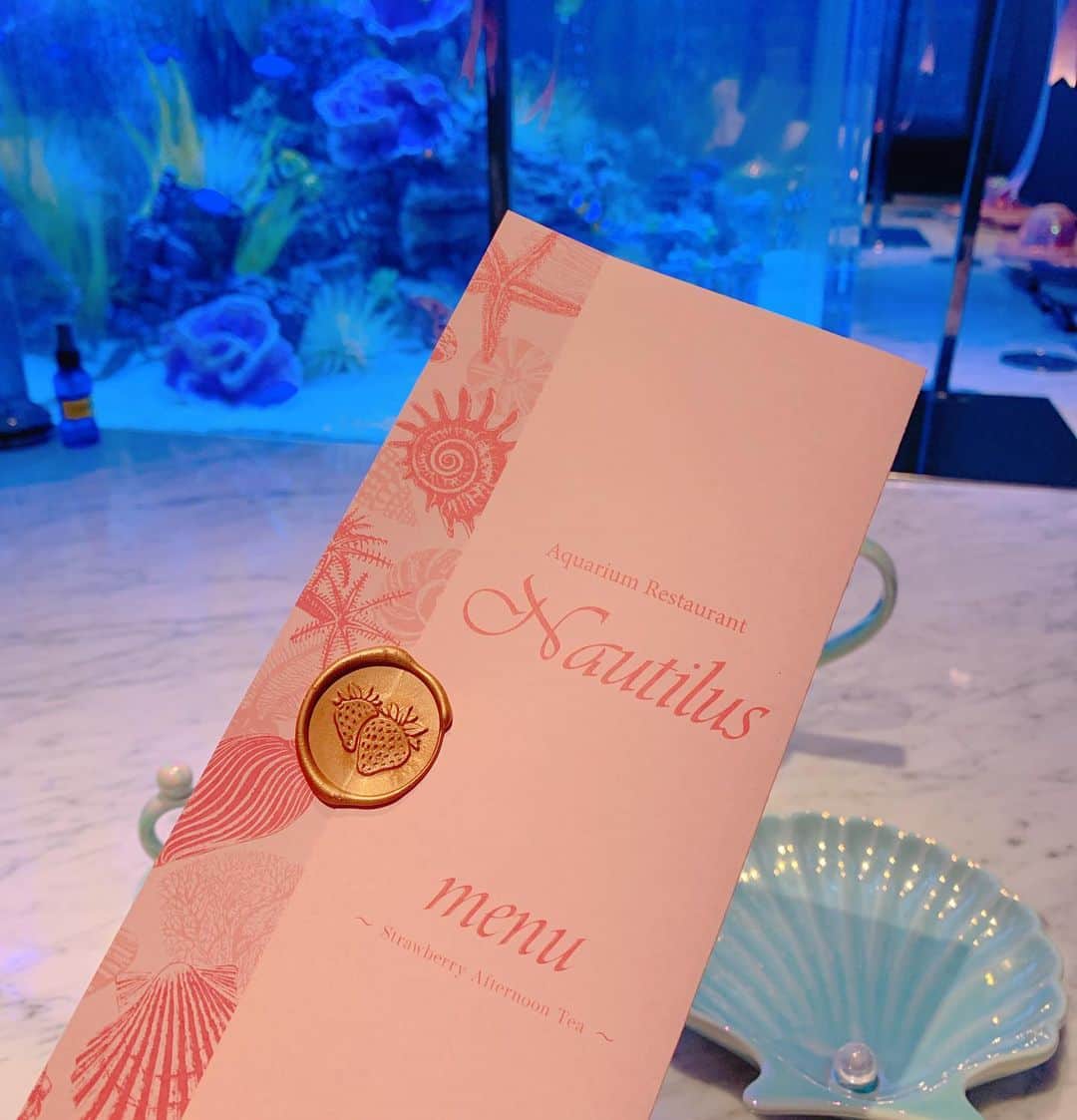 ゆうたむさんのインスタグラム写真 - (ゆうたむInstagram)「🐠🐠🐠  🐠💙アクアリウム×アフタヌーンティ💙🐠  @aquarium_nautilus_ にて🤍  アクアリウムを見ながら個室で アフタヌーンティーができるお店✨✨🐠  綺麗なアクアリウムに感動😊✨ 海の中にいるみたいですごくお洒落です🤍 女子会にもデートにも使えそう💙  フォアグラ、トリュフ、キャビアなどの豪華食材のセイボリーがとっても美味しかったよ〜🤤  上野 アクアリウムレストラン Nautilus  東京都台東区上野2-12-23  上野ユーワンビル5F  #上野カフェ #上野アフタヌーンティー #上野ランチ #いちごアフタヌーンティー #アフタヌーンティー　#アフヌン　#スイーツ　#afternoontea #水槽カフェ  #アクアリウムレストラン　 #スイーツ　#グルメ #上野グルメ #ゆうたむのグルメメモ📝」4月8日 22時03分 - yuutamu_non